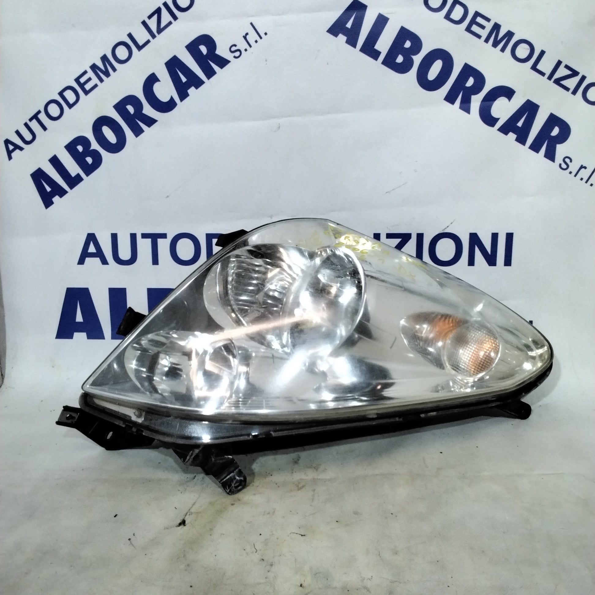right front headlight/lamp Toyota Corolla year 2006 (sf8p4)
