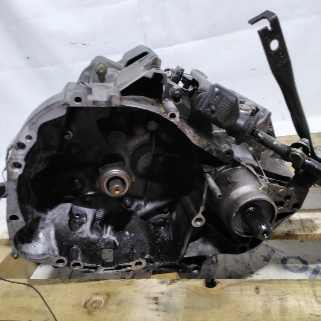 Caja de cambios manual Renault Clio 1.2 gasolina año 2002 código: 7700113677