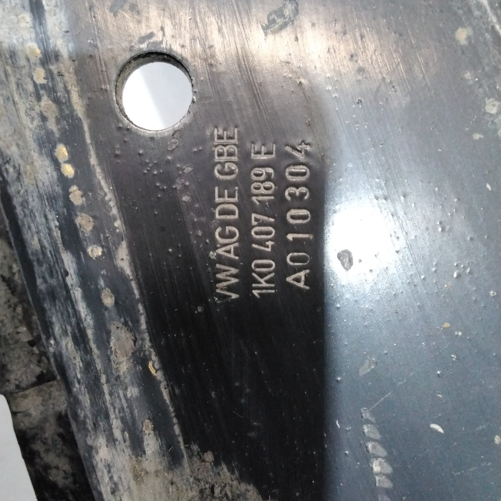Brazo oscilante delantero izquierdo Volkswagen Golf 5 2.0 TDI año 2007 código: 1K0407189E