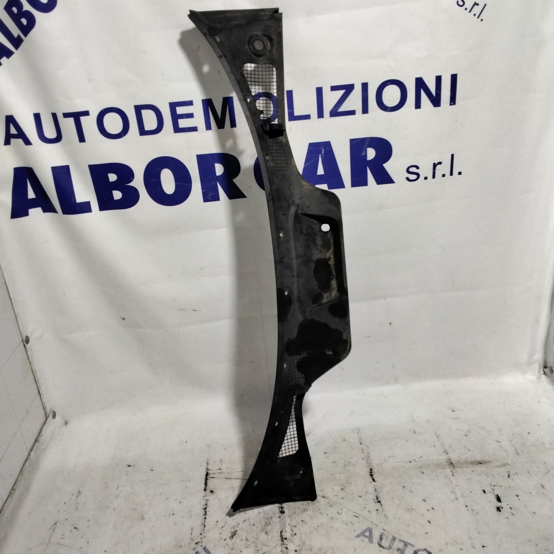 Outer Windshield Grille BMW z3 year 1998 code: 51318413095