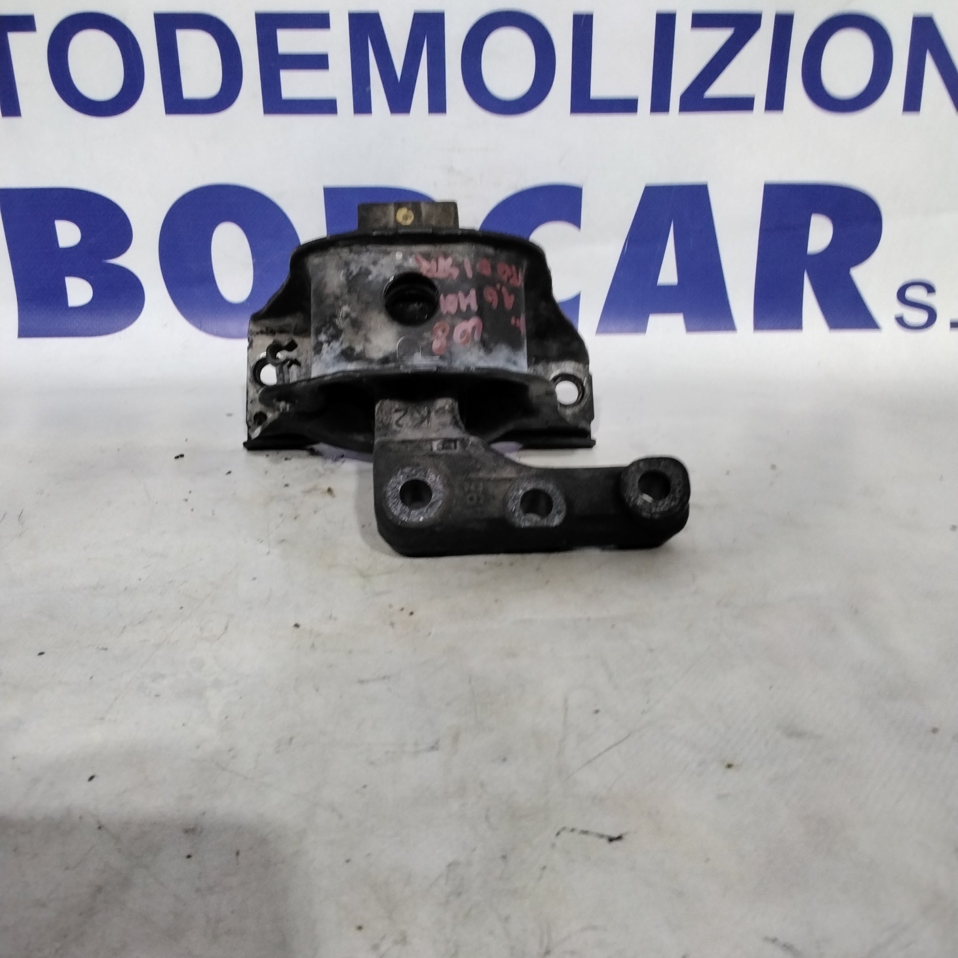 Supporto motore lato distribuzione peugeot 208 1.6 HDI anno 2015