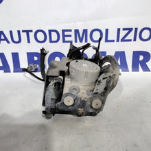 Carica l&#39;immagine nel visualizzatore di Gallery, Pompa centralina abs peugeot 208 1.6 hdi anno 2015 codice:9804161580

