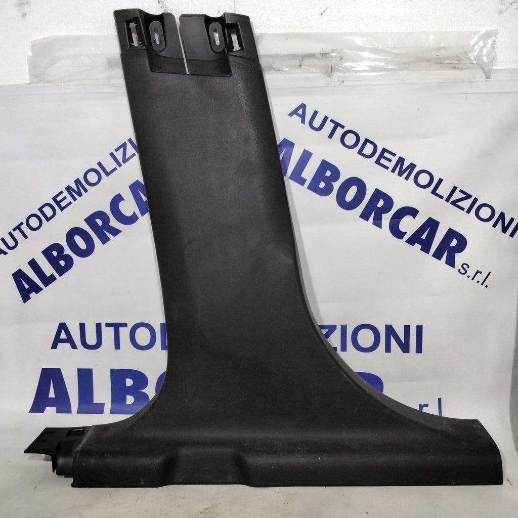 Revestimiento inferior centralita central lateral izquierdo Peugeot 208 año 2015 código:9673656177