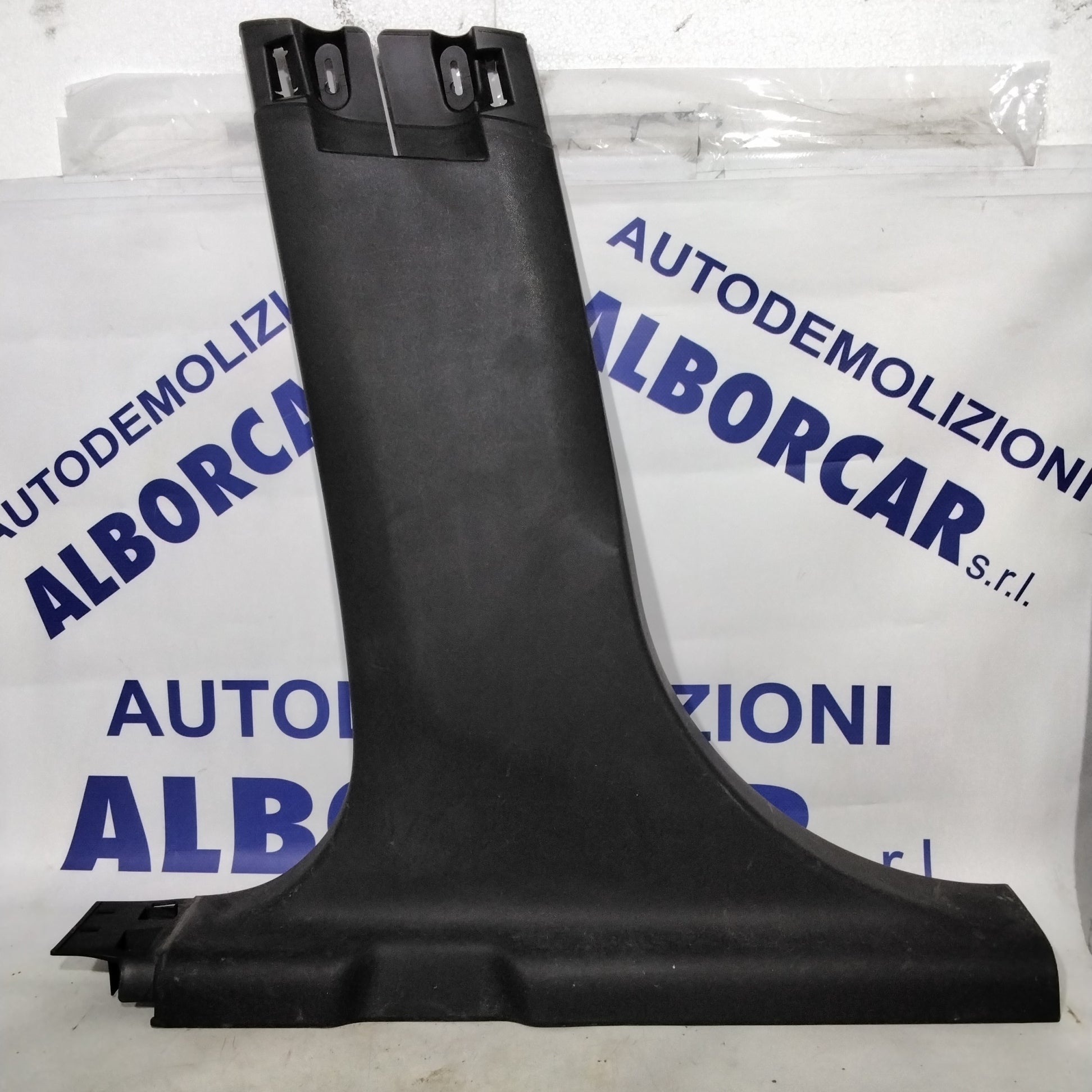 Revestimiento inferior centralita central lateral izquierdo Peugeot 208 año 2015 código:9673656177