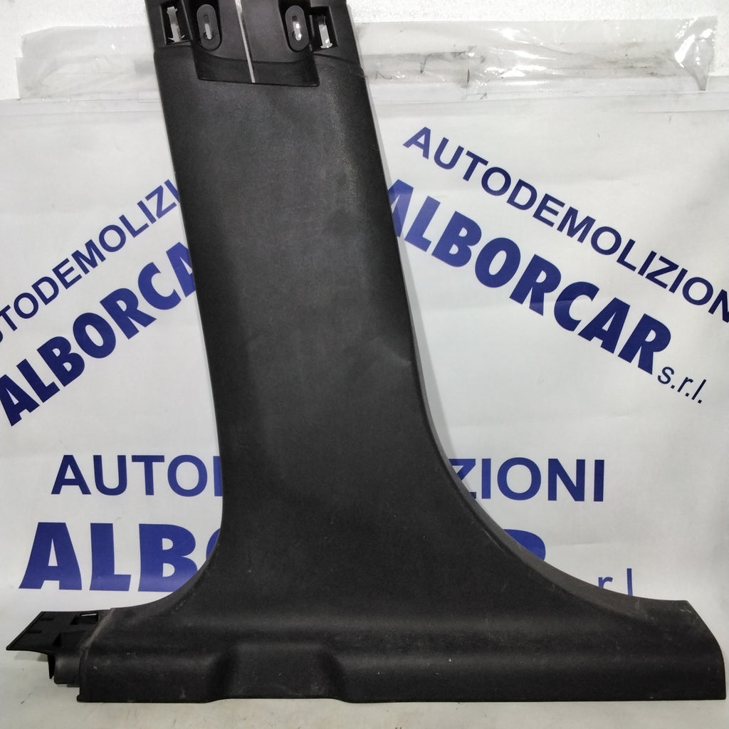 Revestimiento inferior centralita central lateral izquierdo Peugeot 208 año 2015 código:9673656177