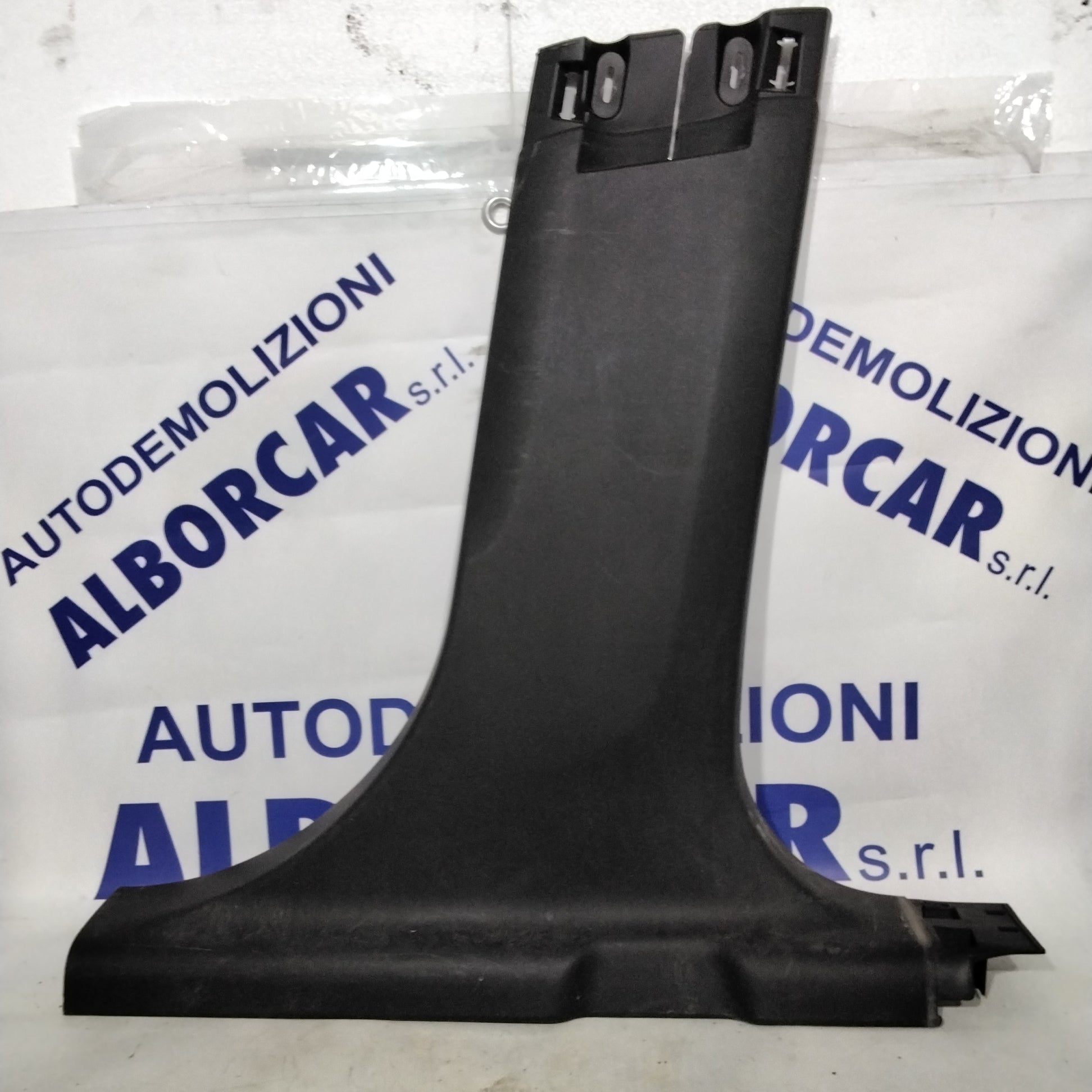 Revestimiento inferior centralita central lateral derecho Peugeot 208 año 2015 código: 9673656177