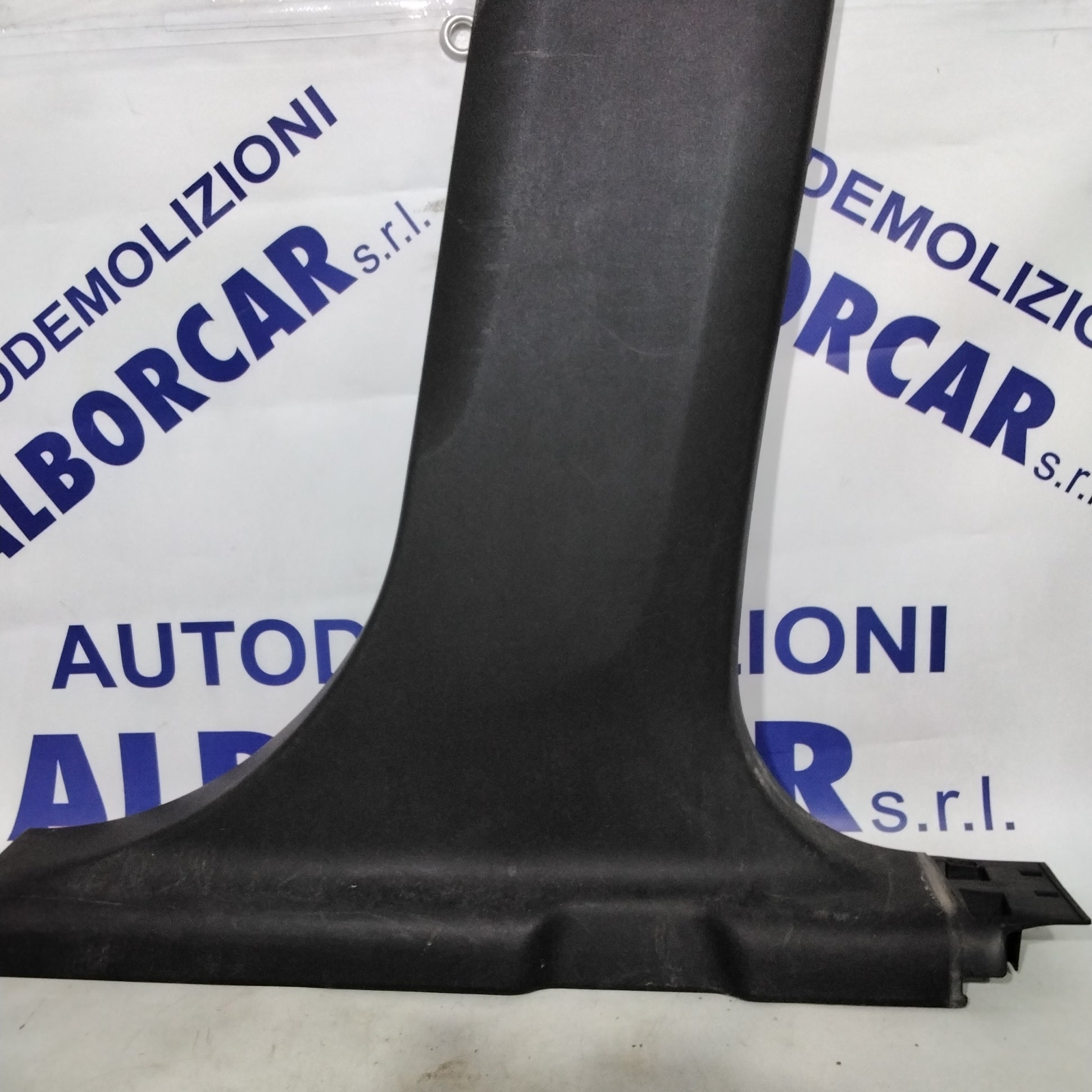Revestimiento inferior centralita central lateral derecho Peugeot 208 año 2015 código: 9673656177