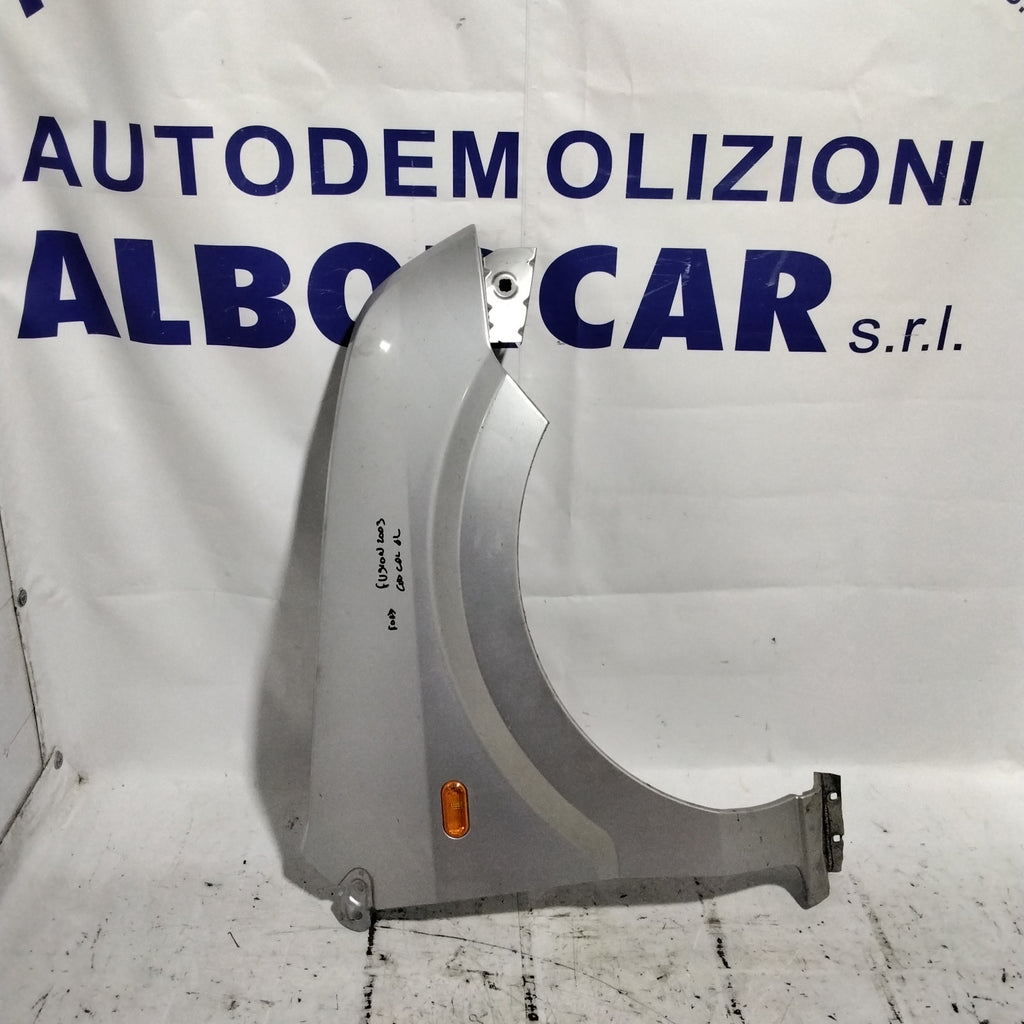Guardabarros embellecedor delantero derecho Ford Fusion año 2003