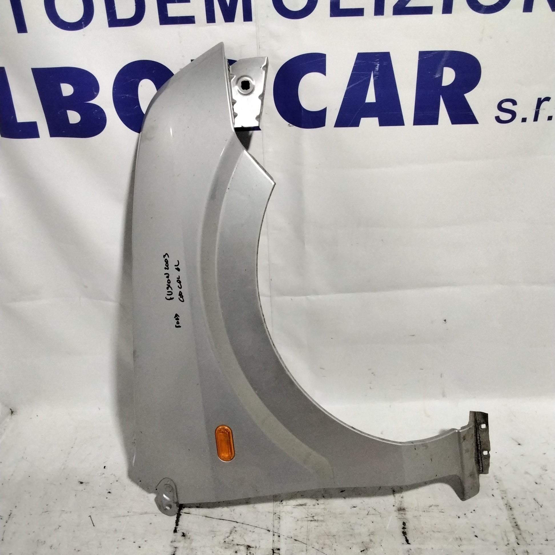 Guardabarros embellecedor delantero derecho Ford Fusion año 2003