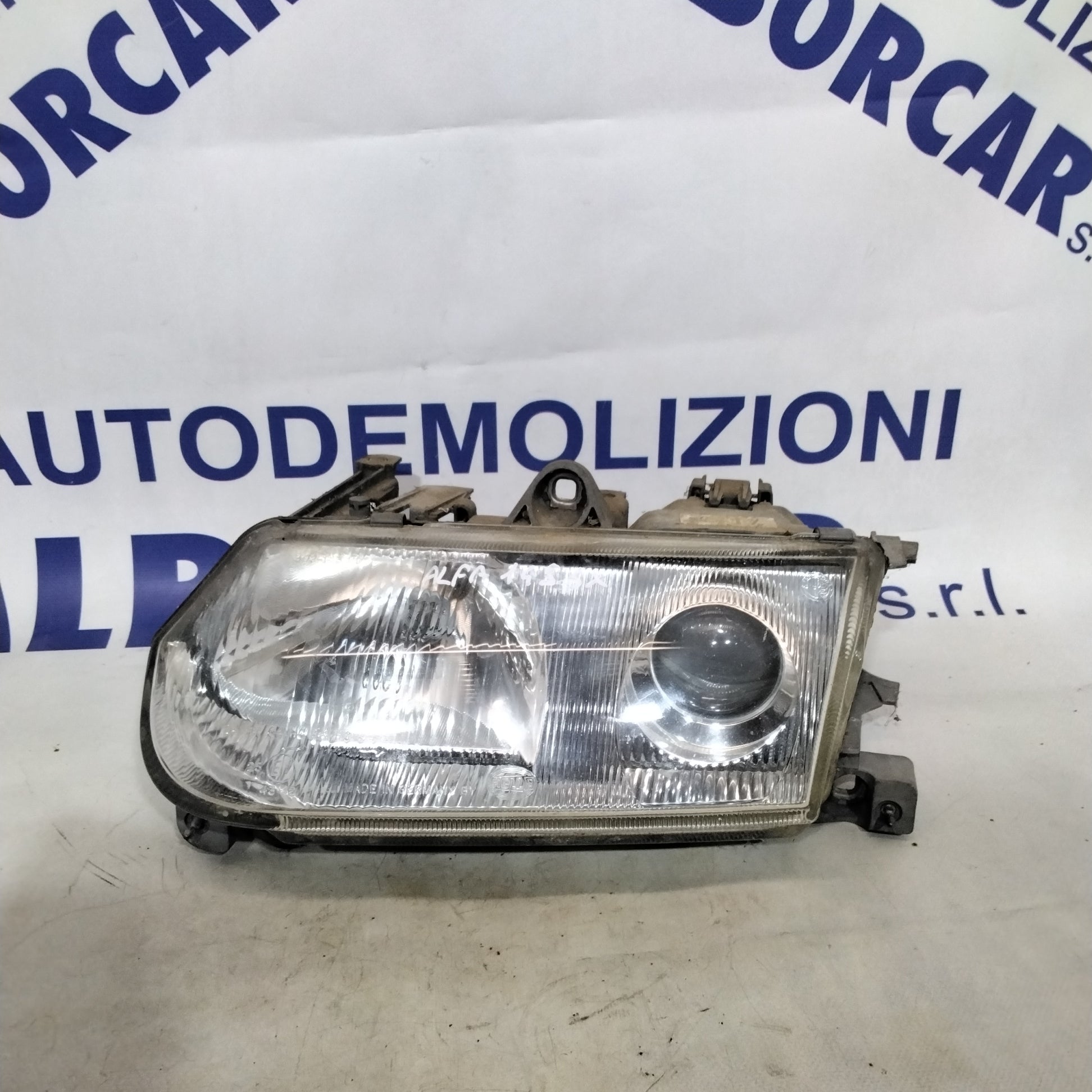 Faro delantero izquierdo Alfa Romeo 145 año 1998 código: 302143119 (sf8p5)