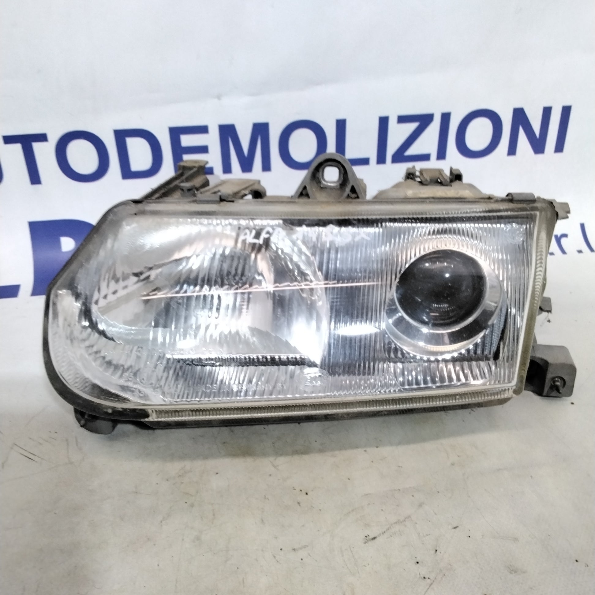 Faro delantero izquierdo Alfa Romeo 145 año 1998 código: 302143119 (sf8p5)