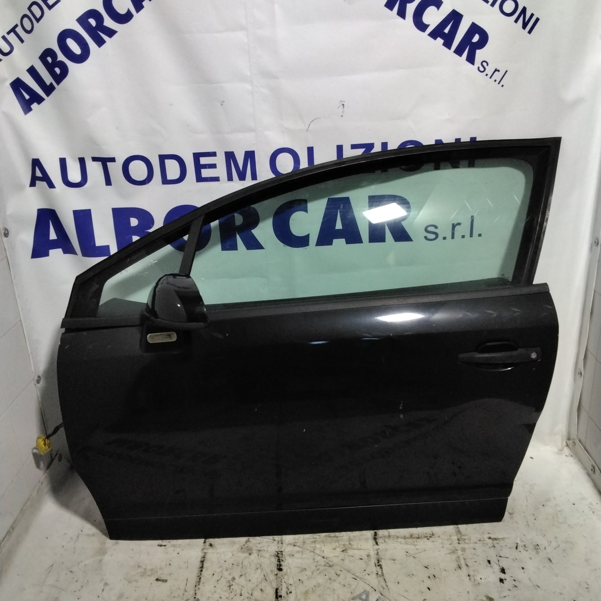 Front left door Citroen C4 3-door year 2006 (with a small mark/defect)