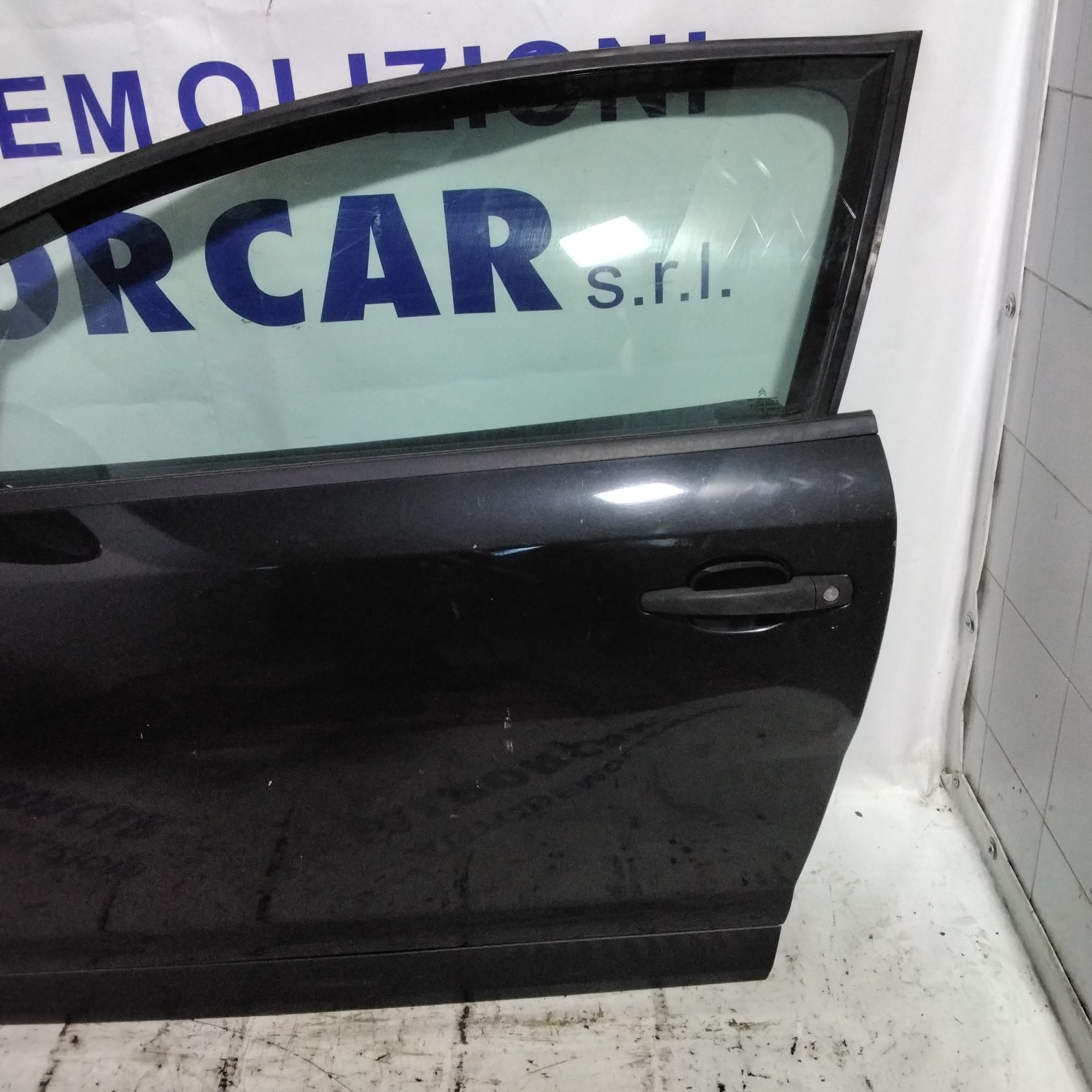 Front left door Citroen C4 3-door year 2006 (with a small mark/defect)