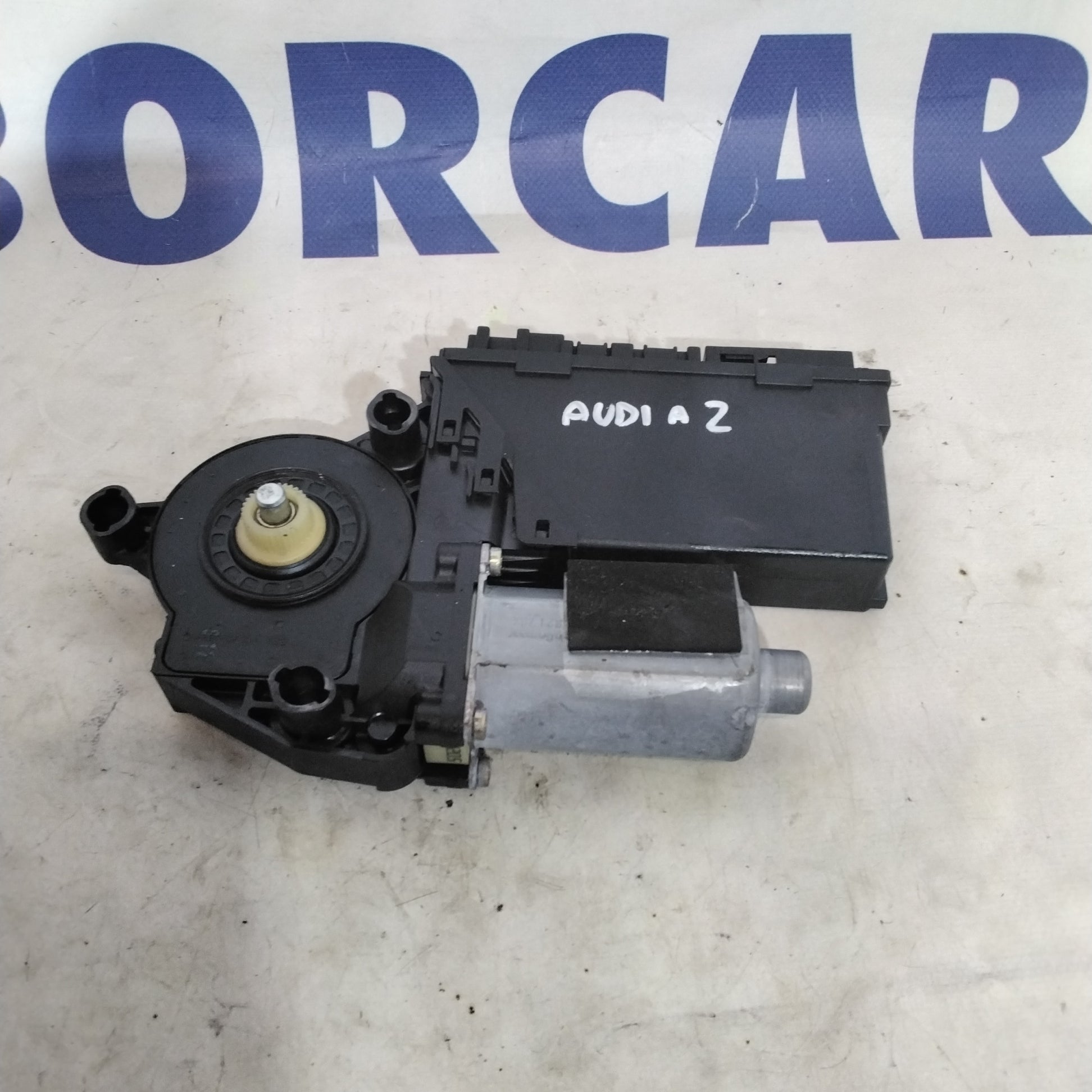 Motorino alzavetri anteriore sinistra audi A2 anno 2004 codice: 8Z1959801A