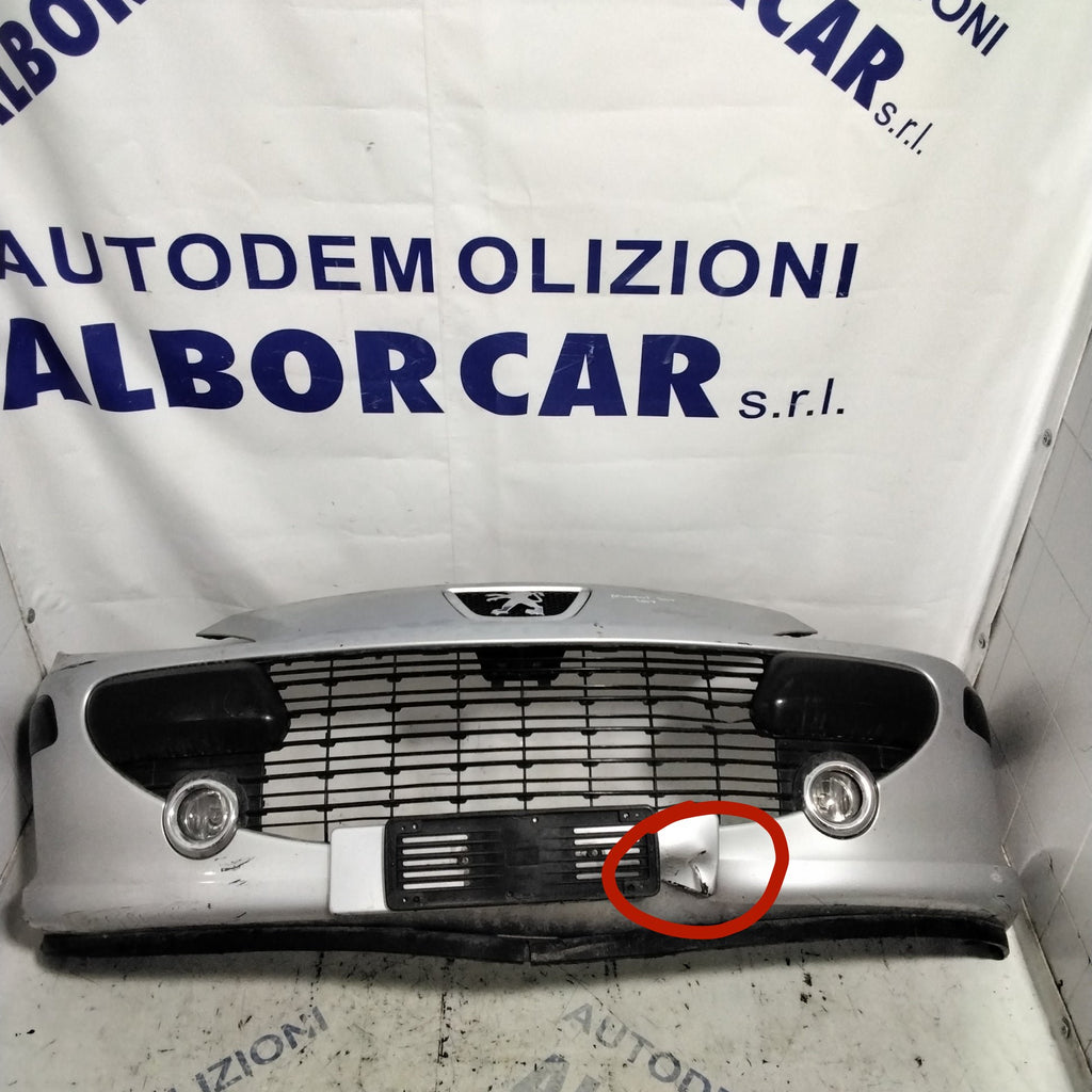 Parachoques delantero Peugeot 307 año 2007 (con un pequeño defecto como se muestra en la foto)
