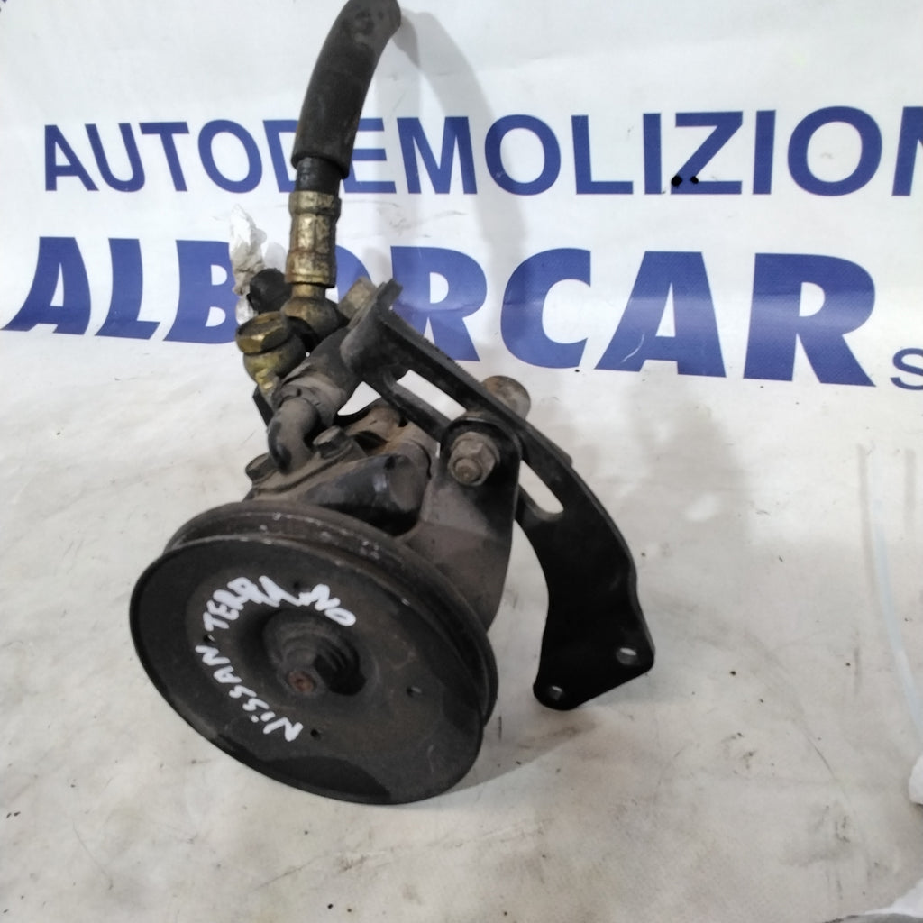 Bomba de dirección asistida Nissan Terrano 2 2700d 4X4 año 1999 código 49110