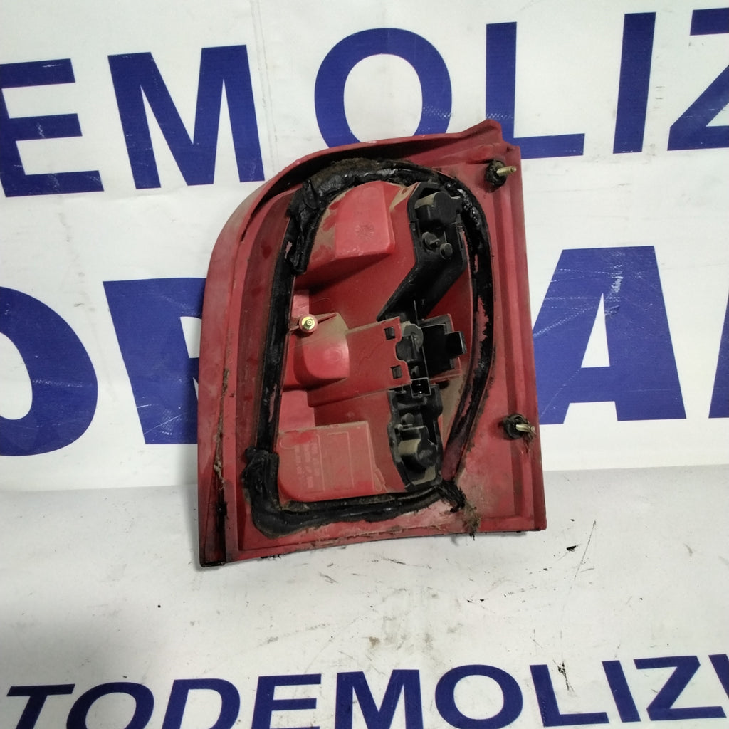 Faro trasero izquierdo Nissan Micra año 1998