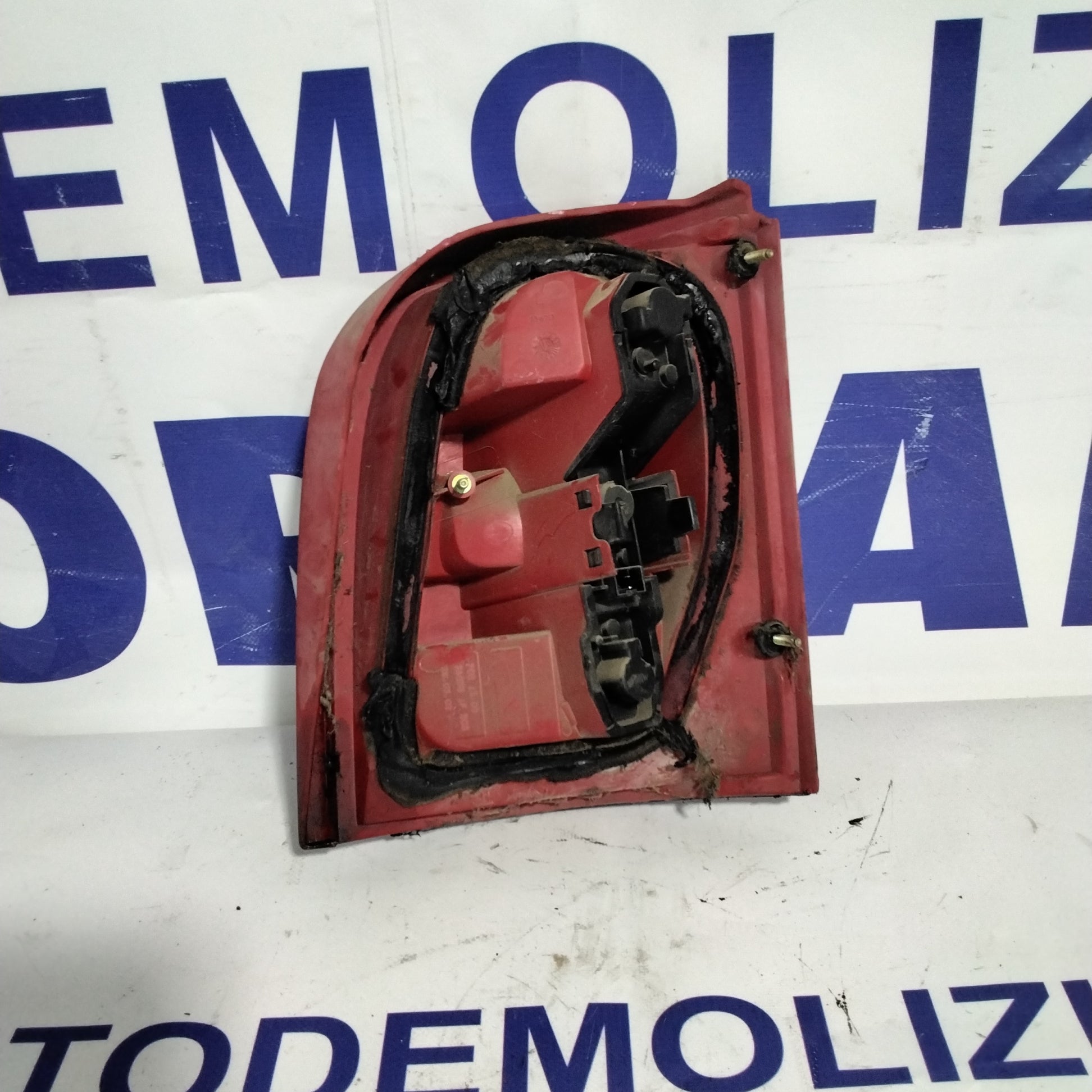Faro trasero izquierdo Nissan Micra año 1998