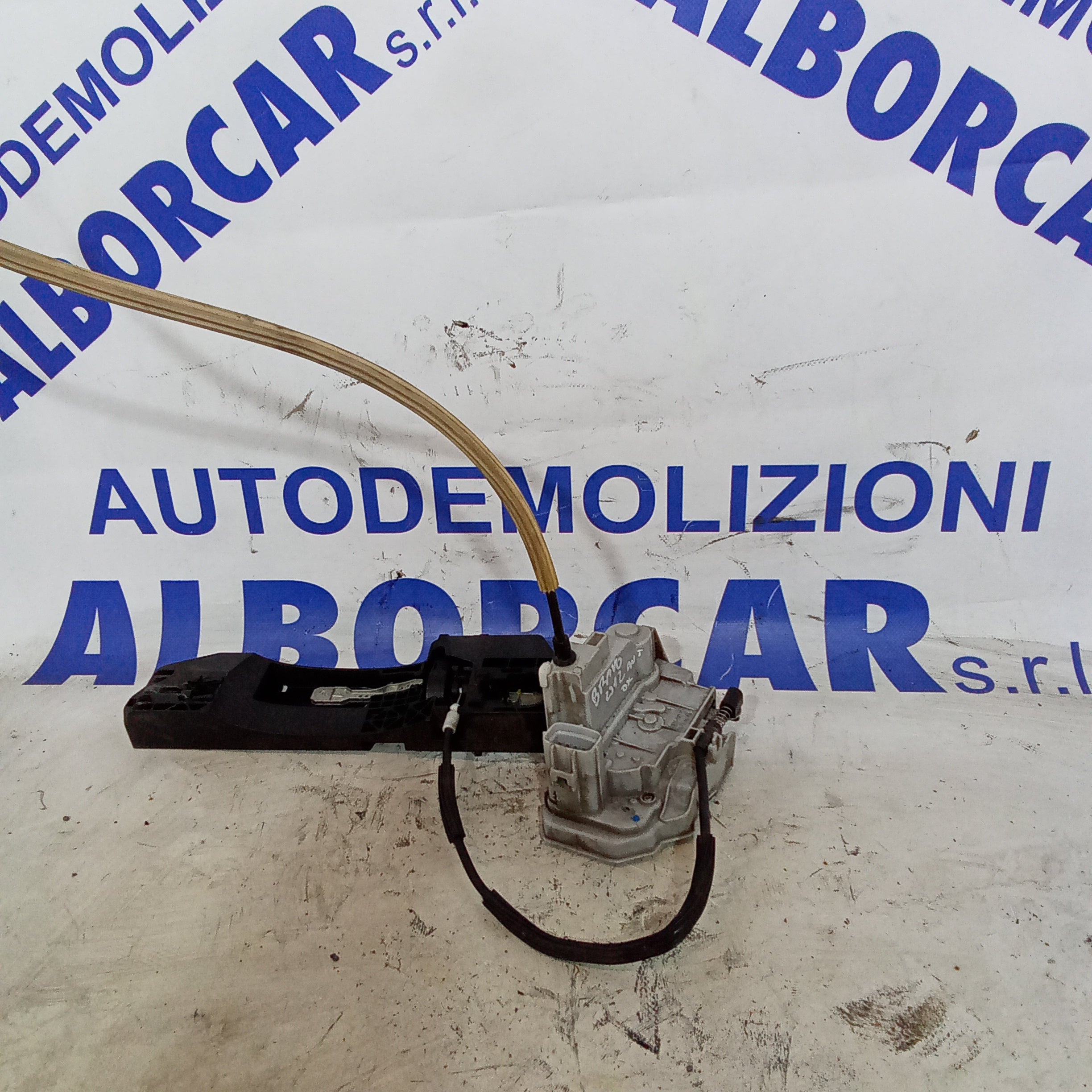 Cerradura puerta delantera derecha Fiat Bravo año 2012 código 51827955