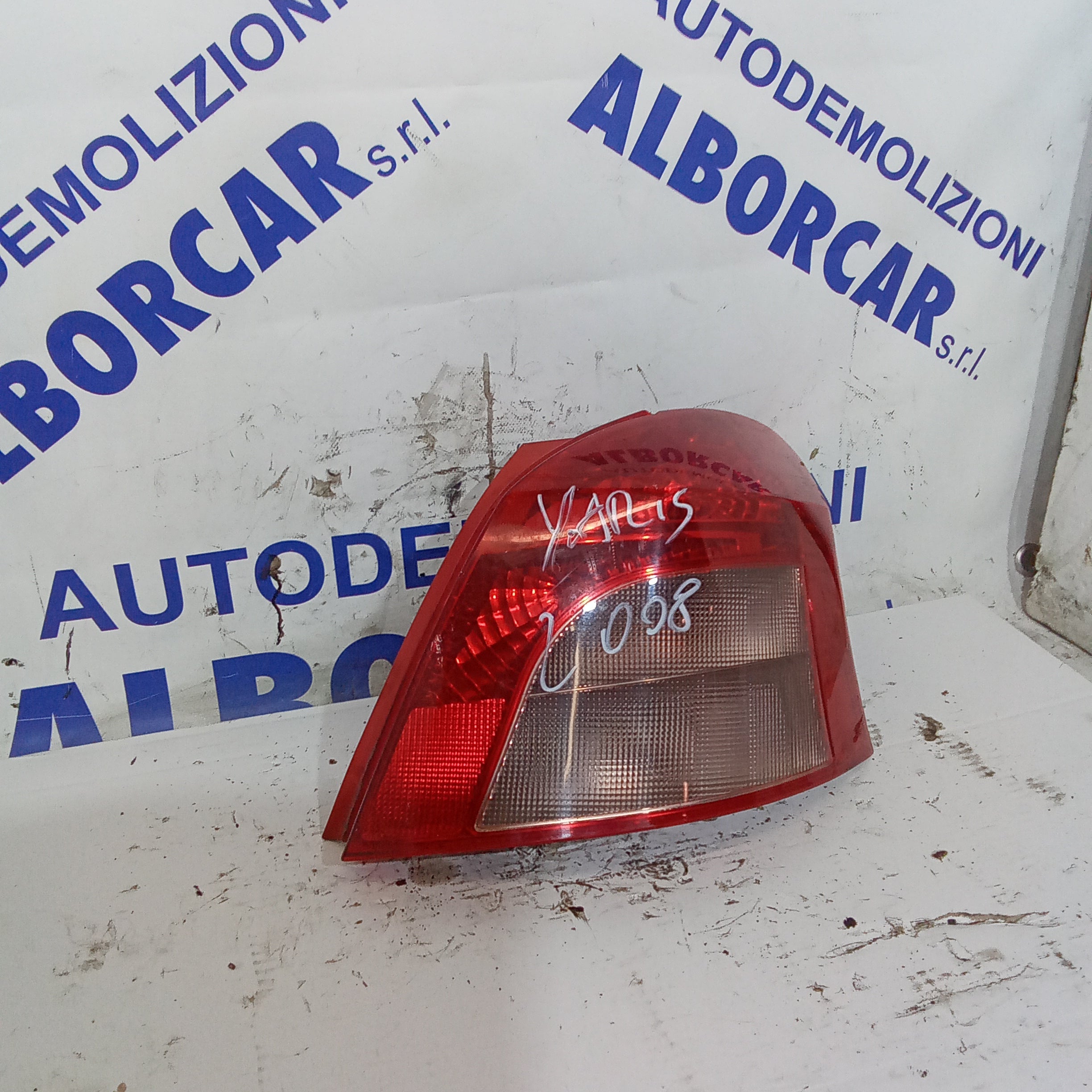 Piloto trasero derecho Toyota Yaris 1.3 gasolina año 2008