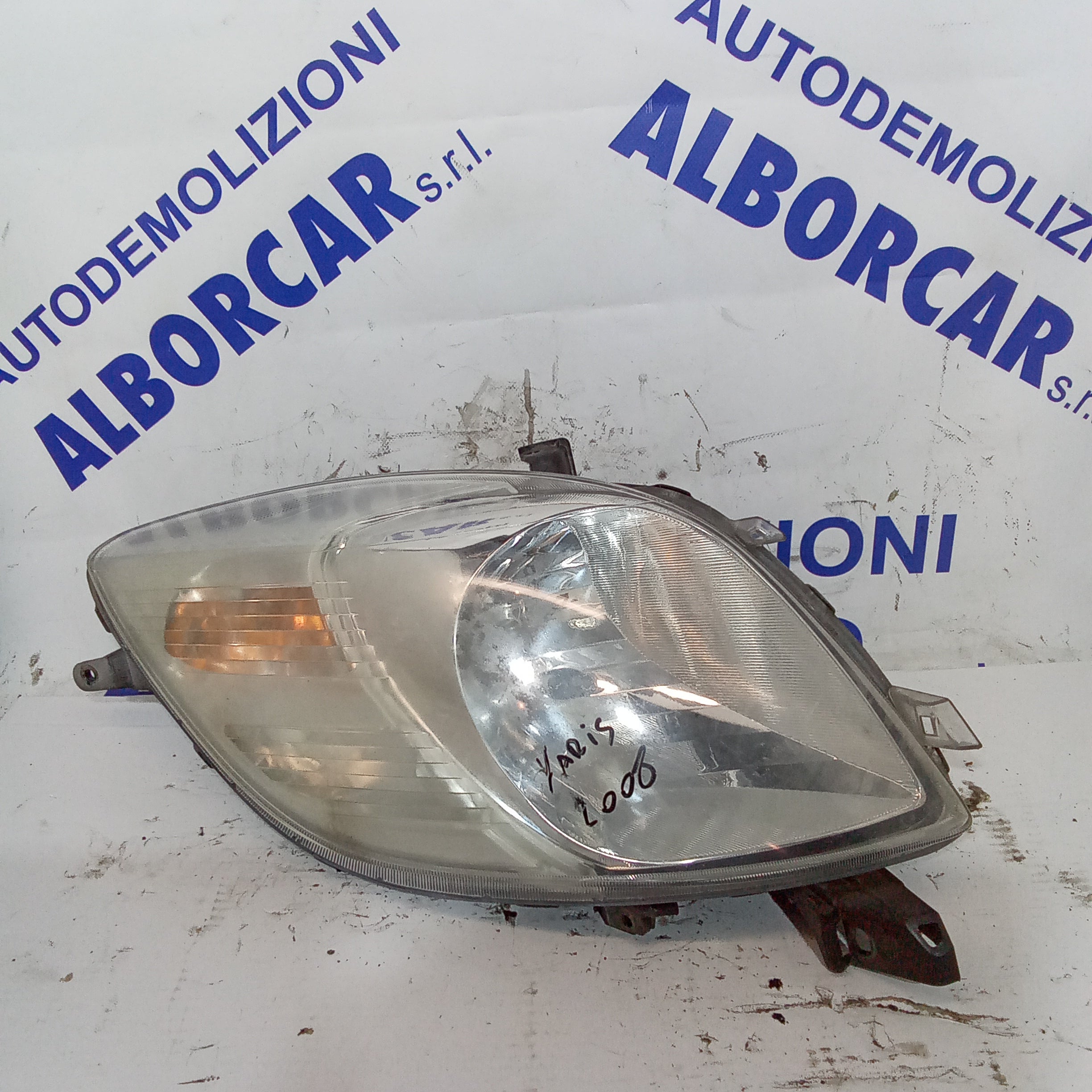 Right front headlight Toyota Yaris 1.3 petrol year 2008