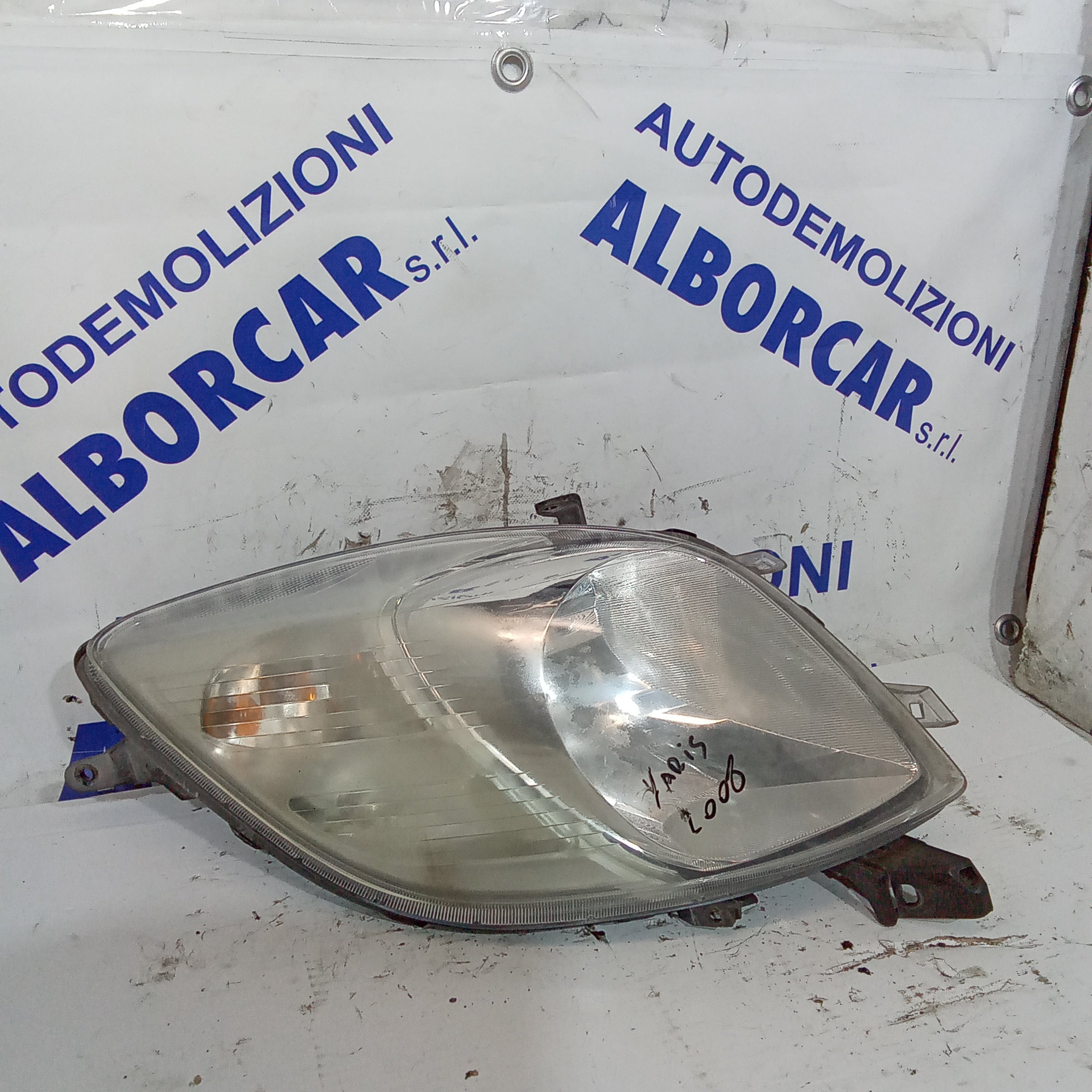 Right front headlight Toyota Yaris 1.3 petrol year 2008