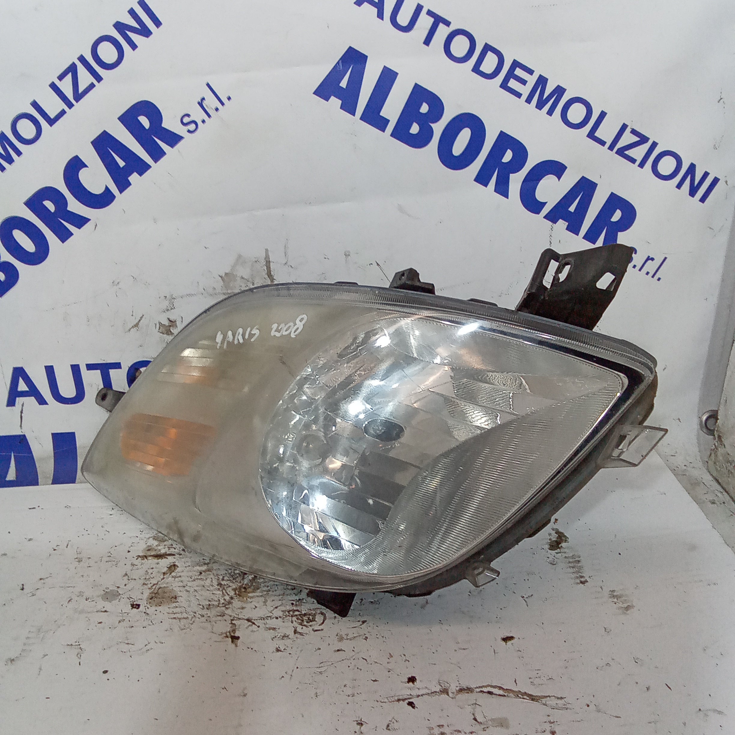Left front headlight Toyota Yaris 1.3 petrol year 2008