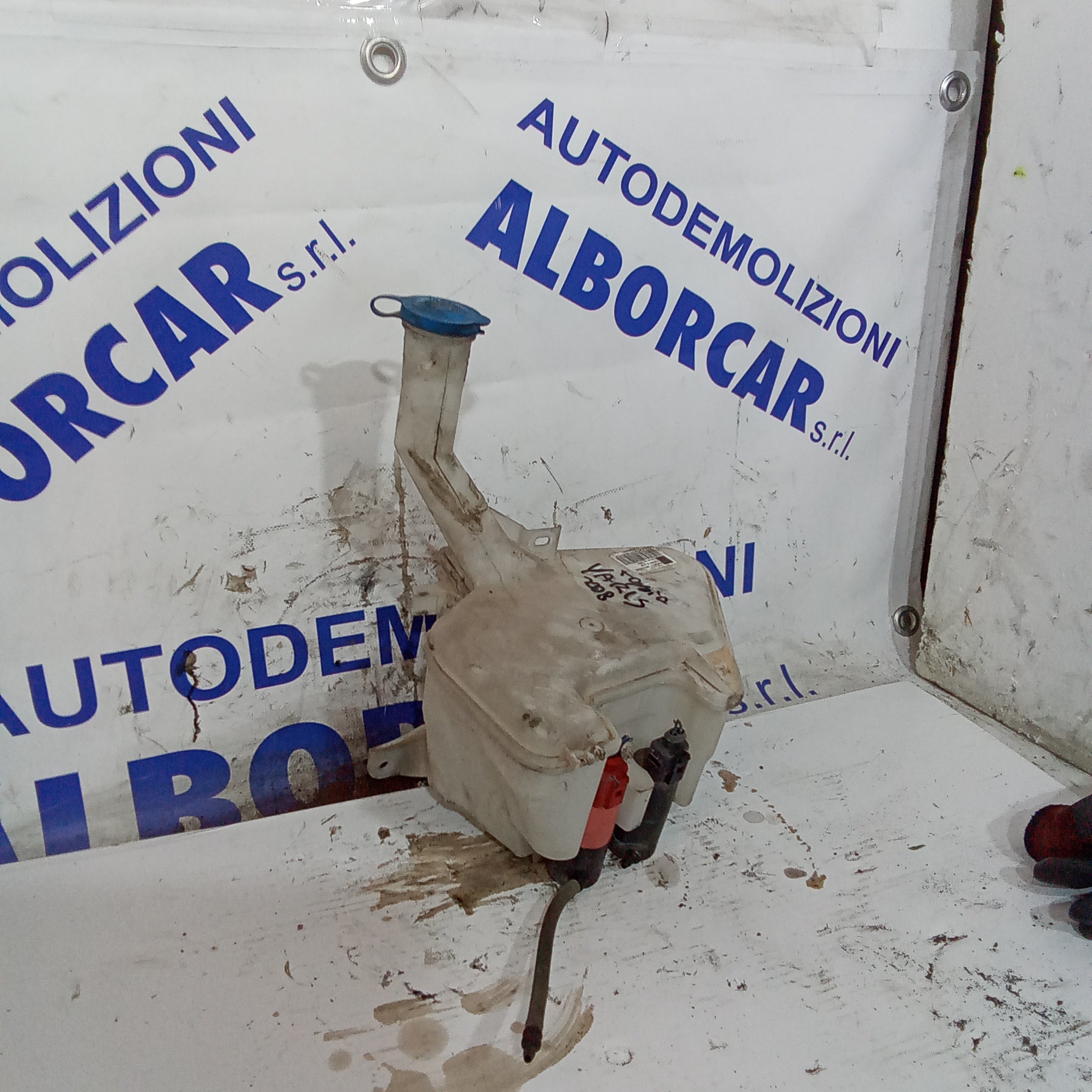 Windscreen washer fluid reservoir Toyota Yaris year 2008