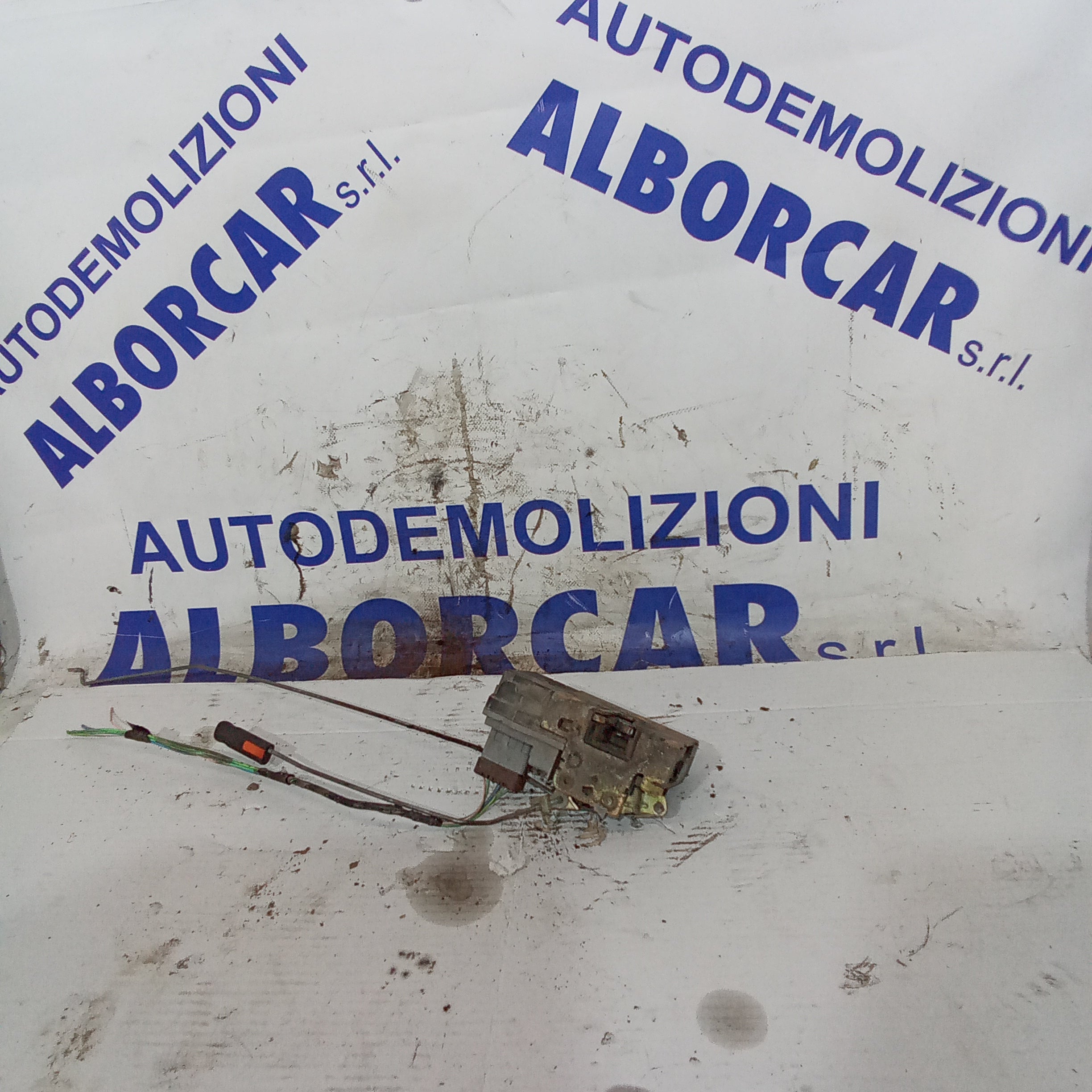 Cerradura delantera derecha Citroën Berlingo 1.6d año 2005