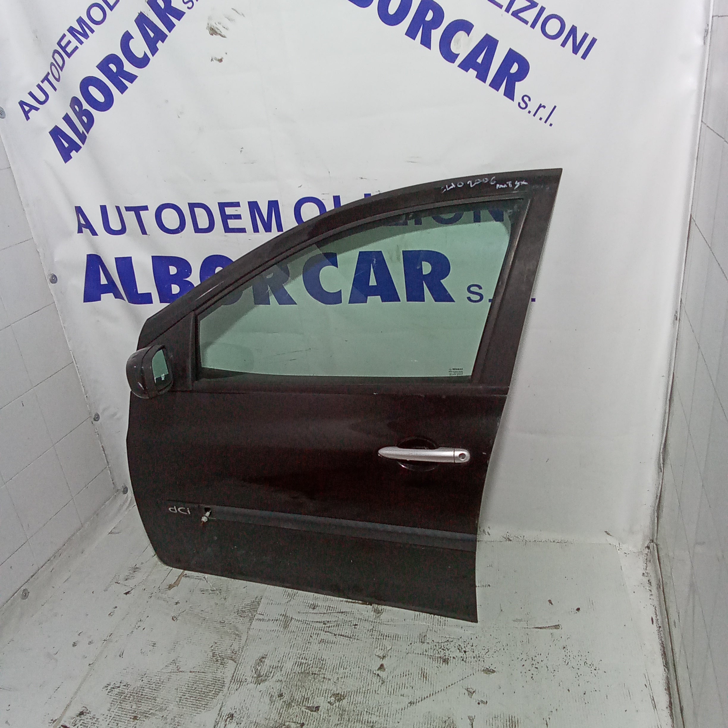 Complete front left door Renault Clio dCi year 2006