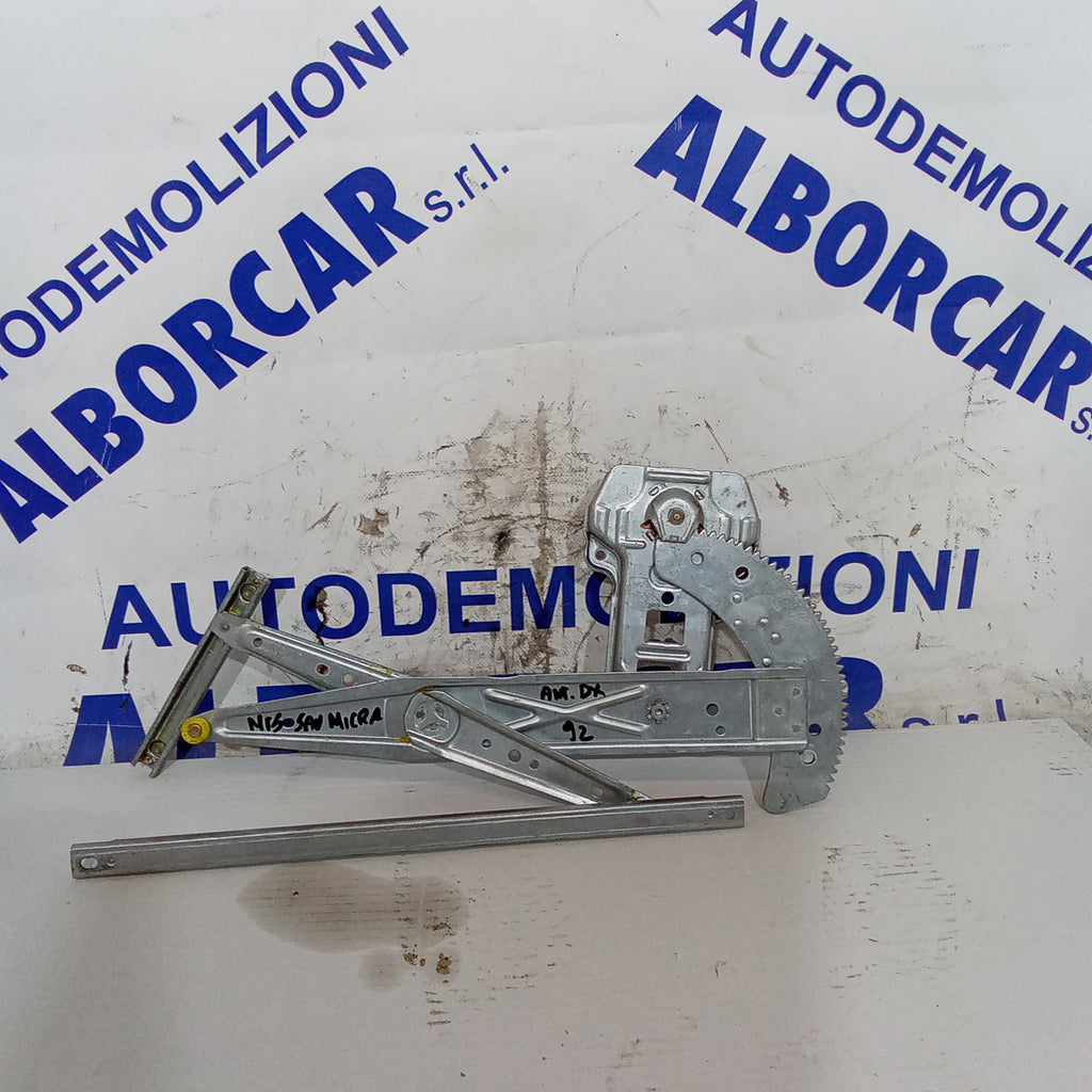 Alzavetro anteriore destro nissan micra anno 1992