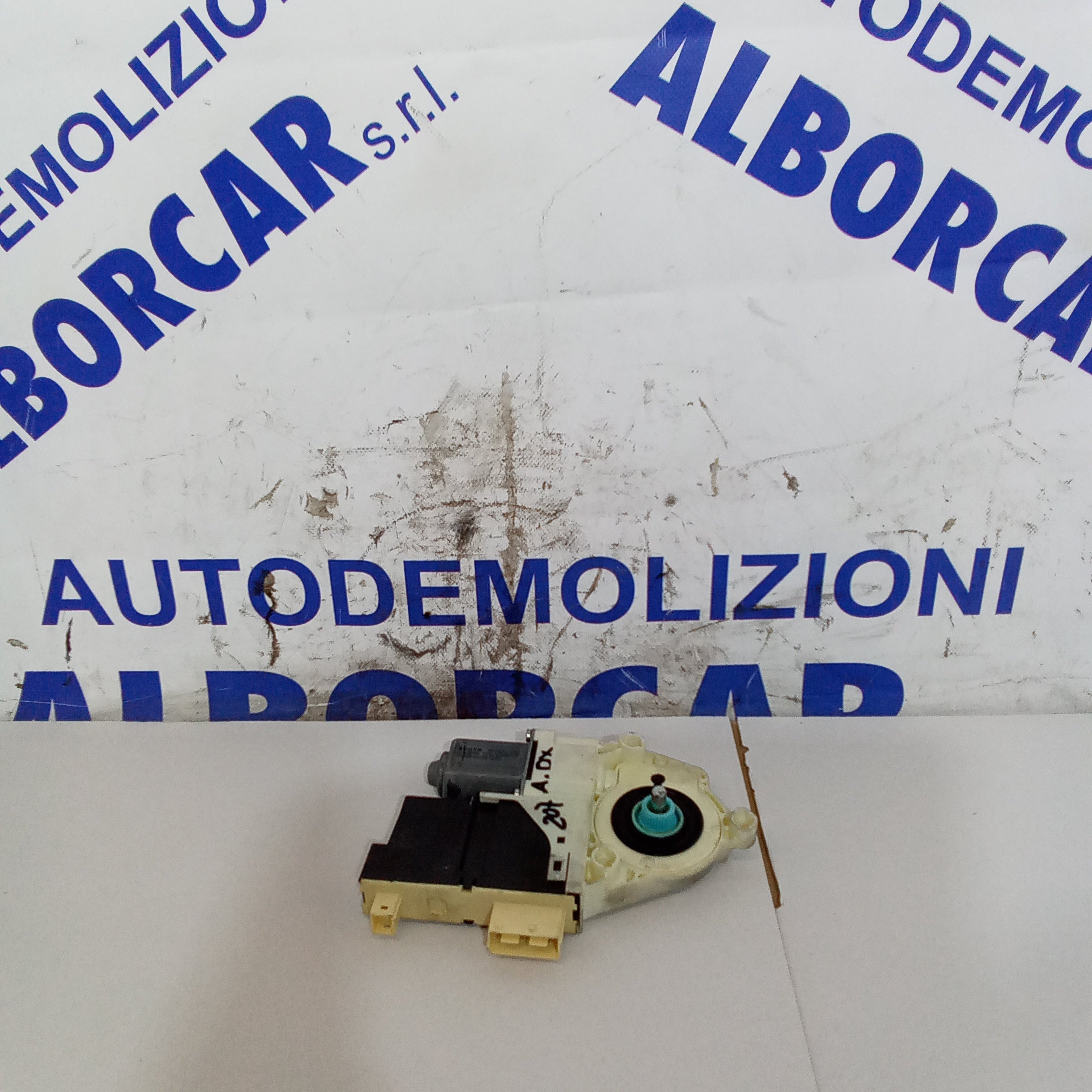 Motor del limpiaparabrisas delantero derecho Peugeot 207 año 2006