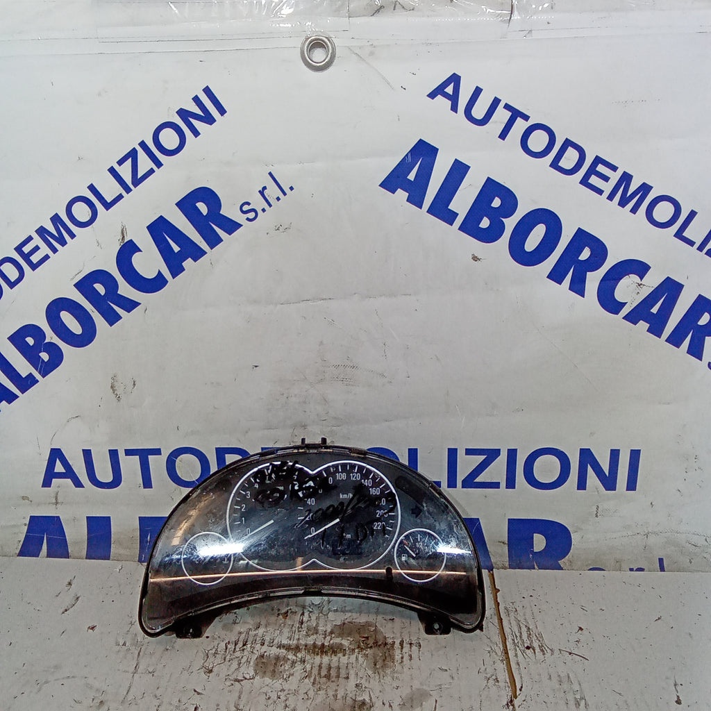 cuadro de instrumentos cuentakilómetros Opel Corsa 1.7dti año 2000/2009 código 88311302