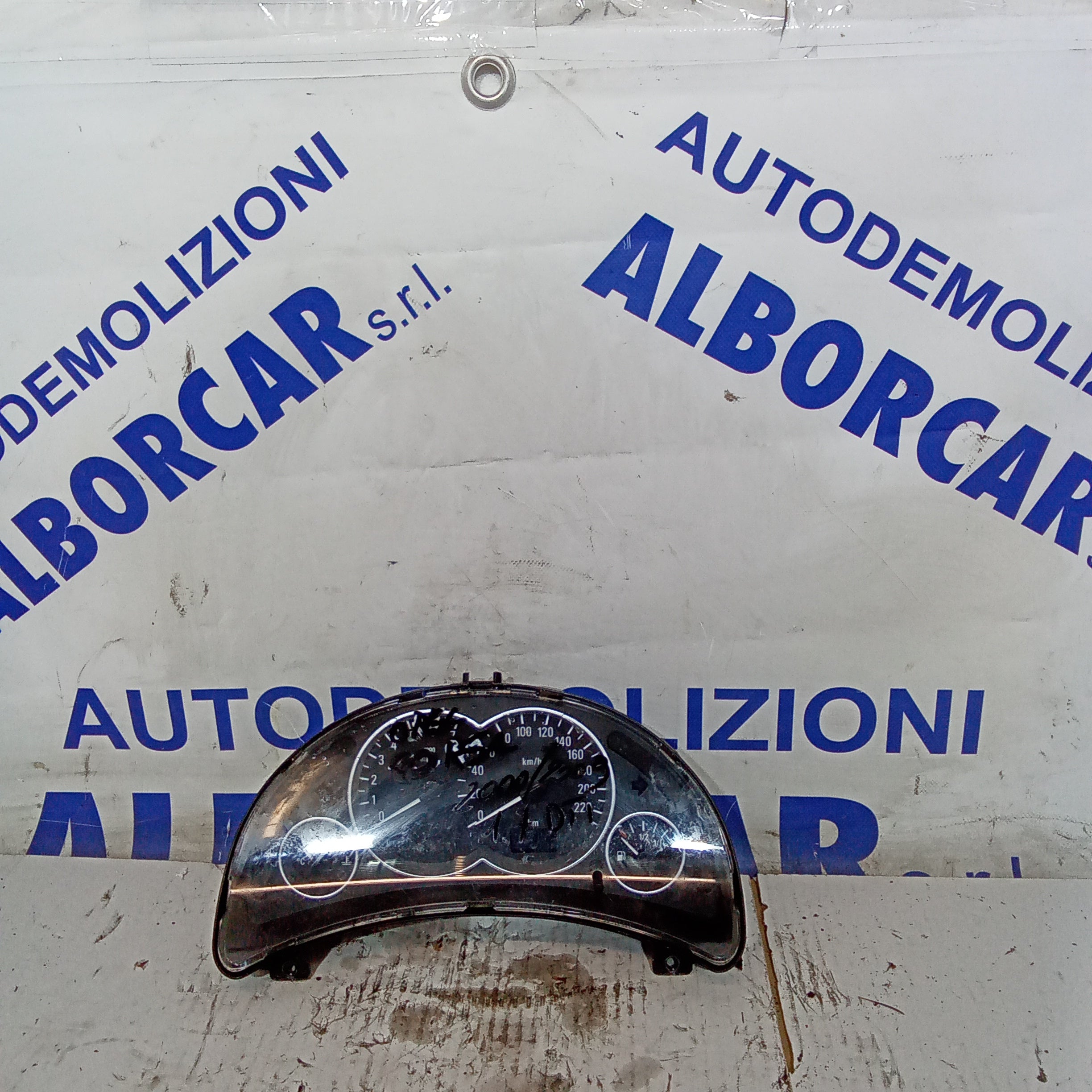 cuadro de instrumentos cuentakilómetros Opel Corsa 1.7dti año 2000/2009 código 88311302
