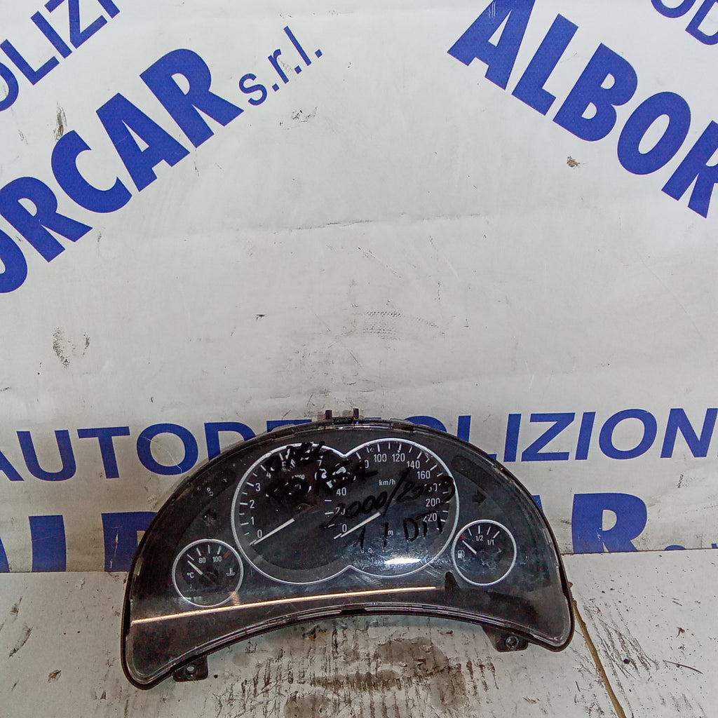 cuadro de instrumentos cuentakilómetros Opel Corsa 1.7dti año 2000/2009 código 88311302