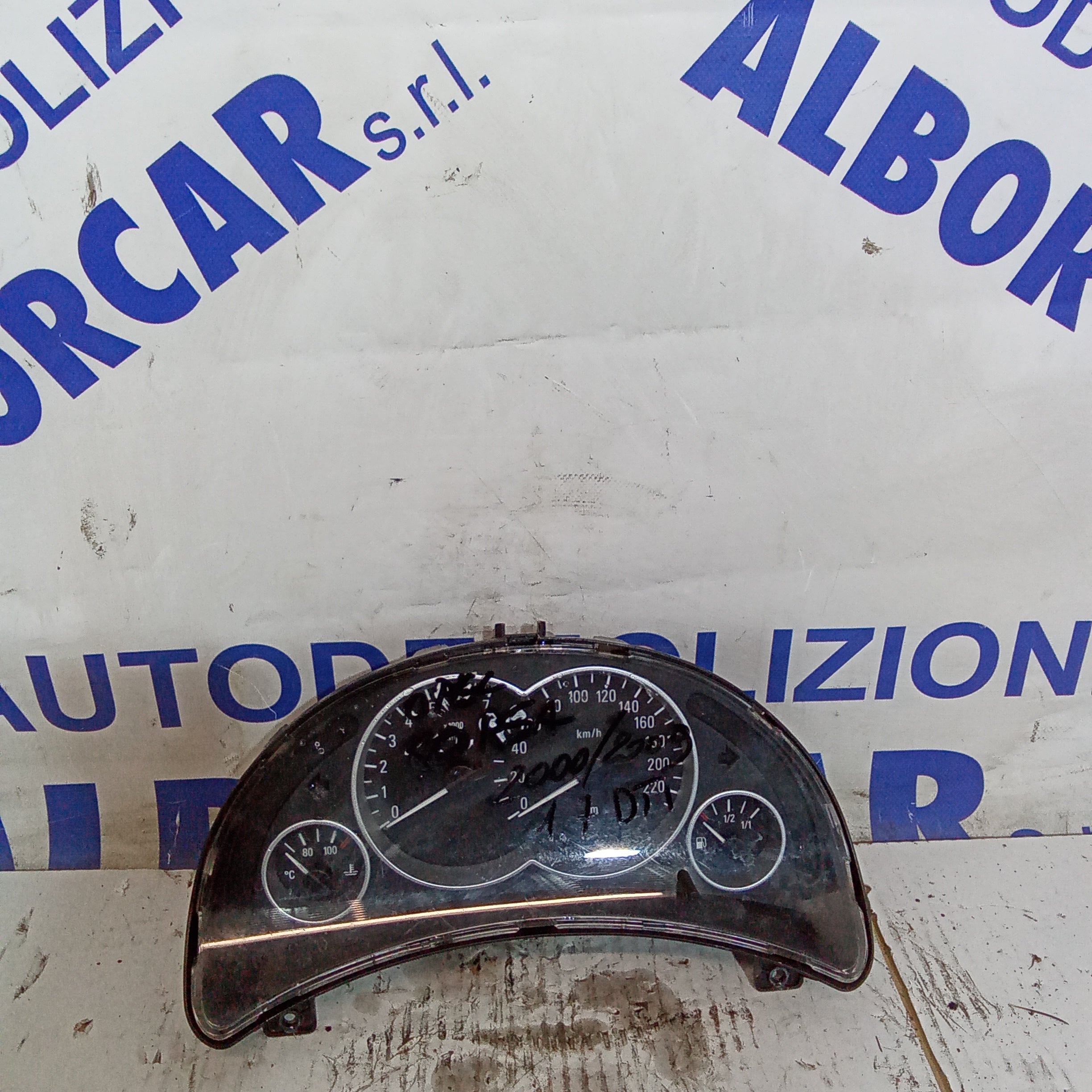 cuadro de instrumentos cuentakilómetros Opel Corsa 1.7dti año 2000/2009 código 88311302