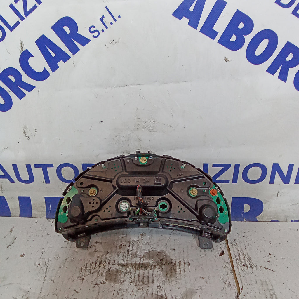cuadro de instrumentos cuentakilómetros Opel Corsa 1.7dti año 2000/2009 código 88311302