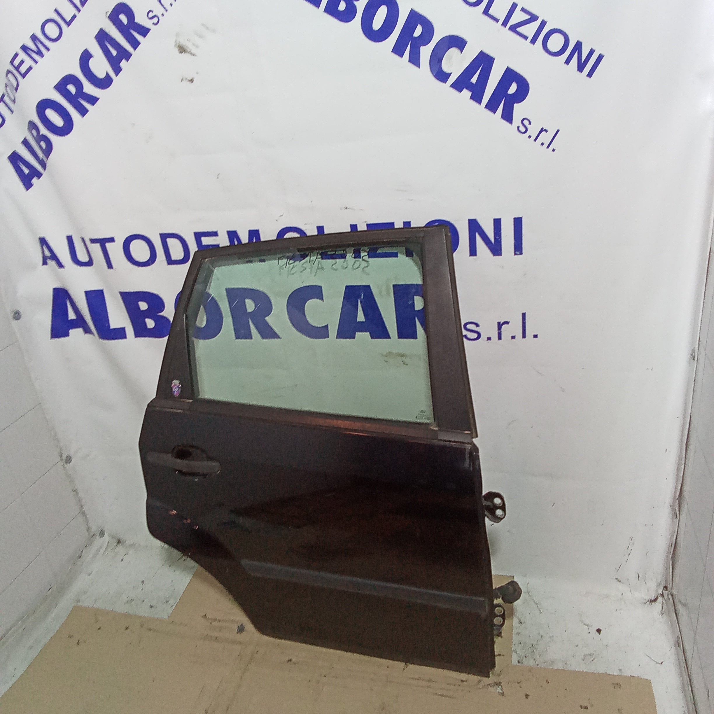 portón trasero derecho completo Ford Fiesta año 2002