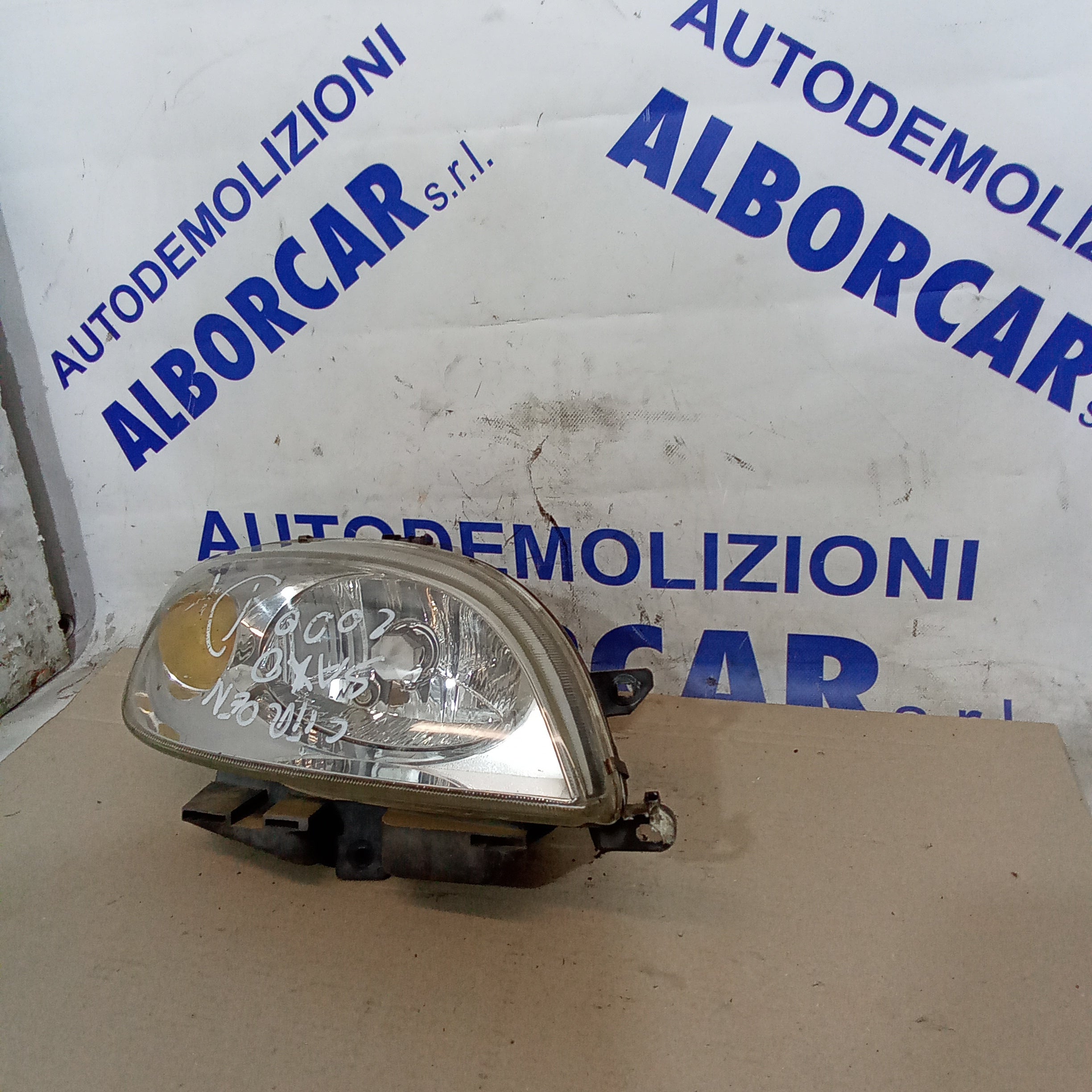 Citroen Saxo 2000 right front headlamp