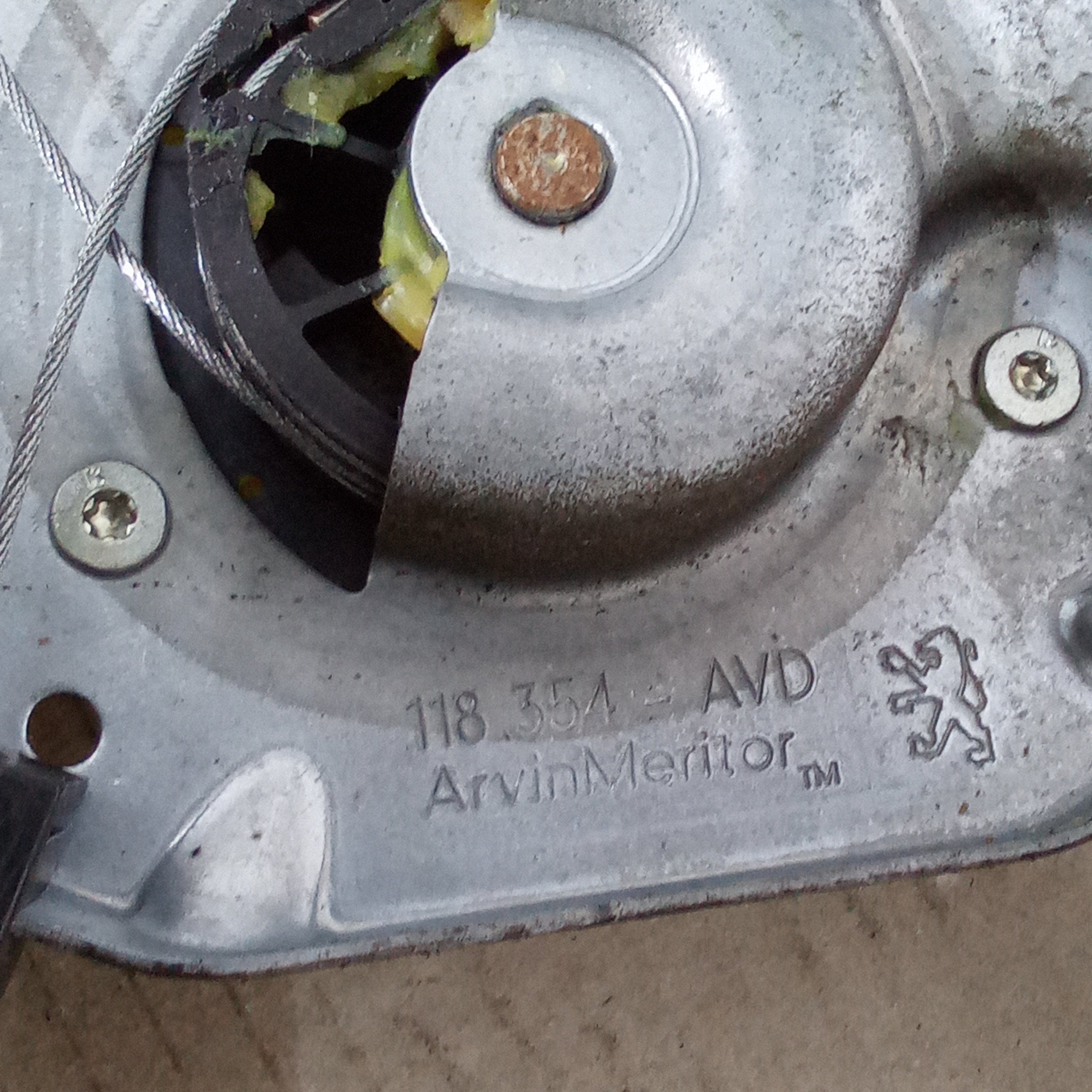 motor de elevalunas delantero derecho Peugeot 1007 año 2007