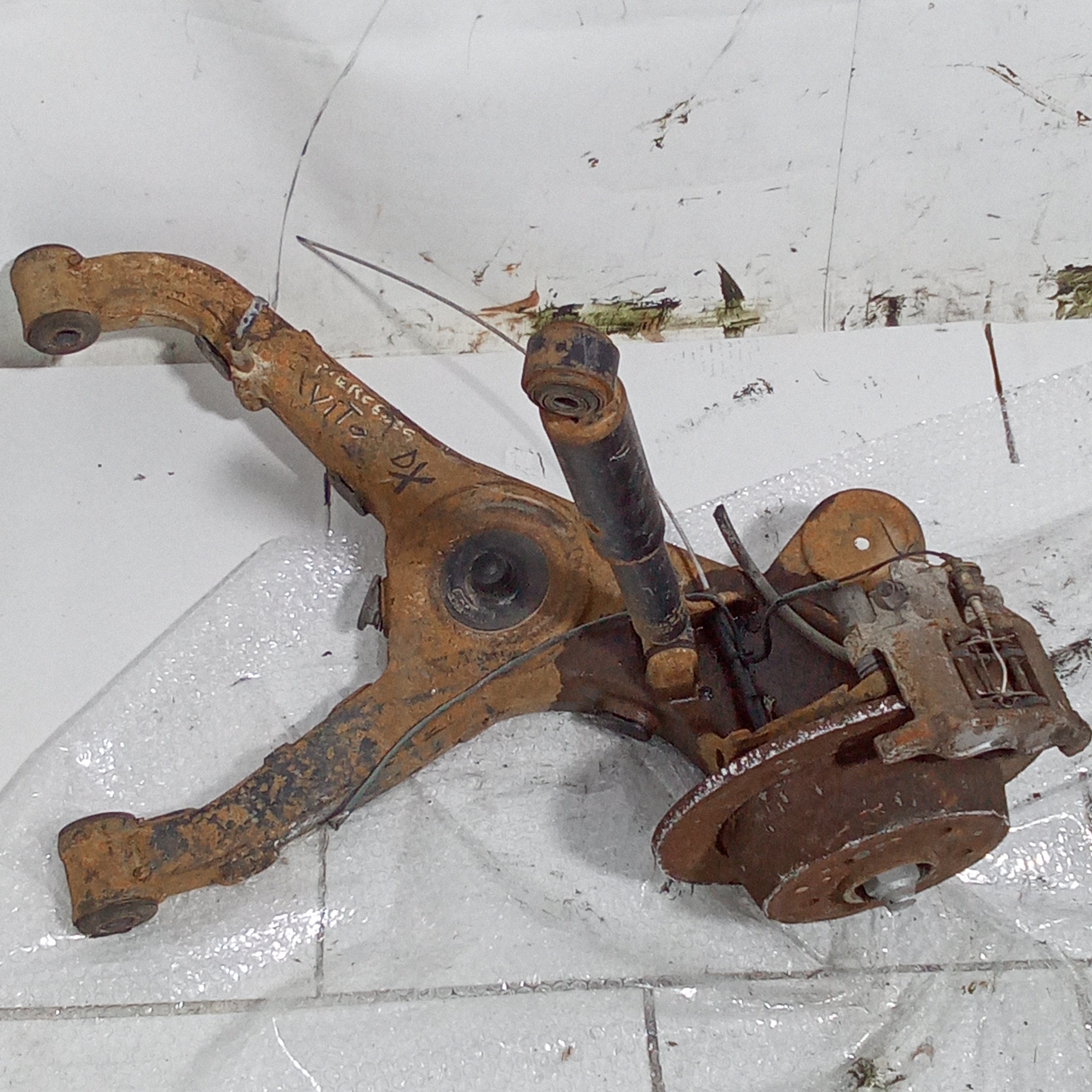 Pair of complete rear wheel hubs Mercedes Vito 2.0cdi year 2005, also sold individually