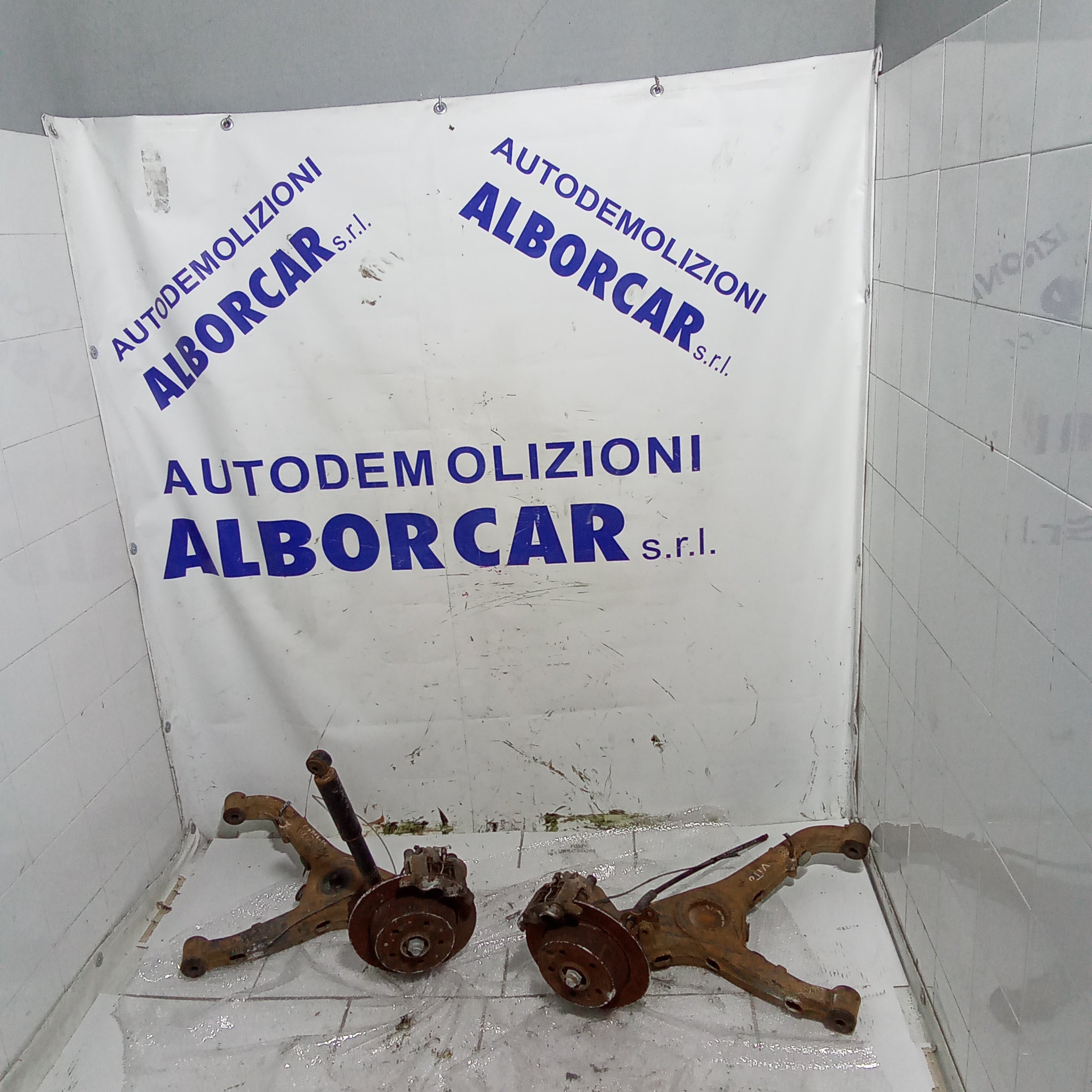 Pair of complete rear wheel hubs Mercedes Vito 2.0cdi year 2005, also sold individually