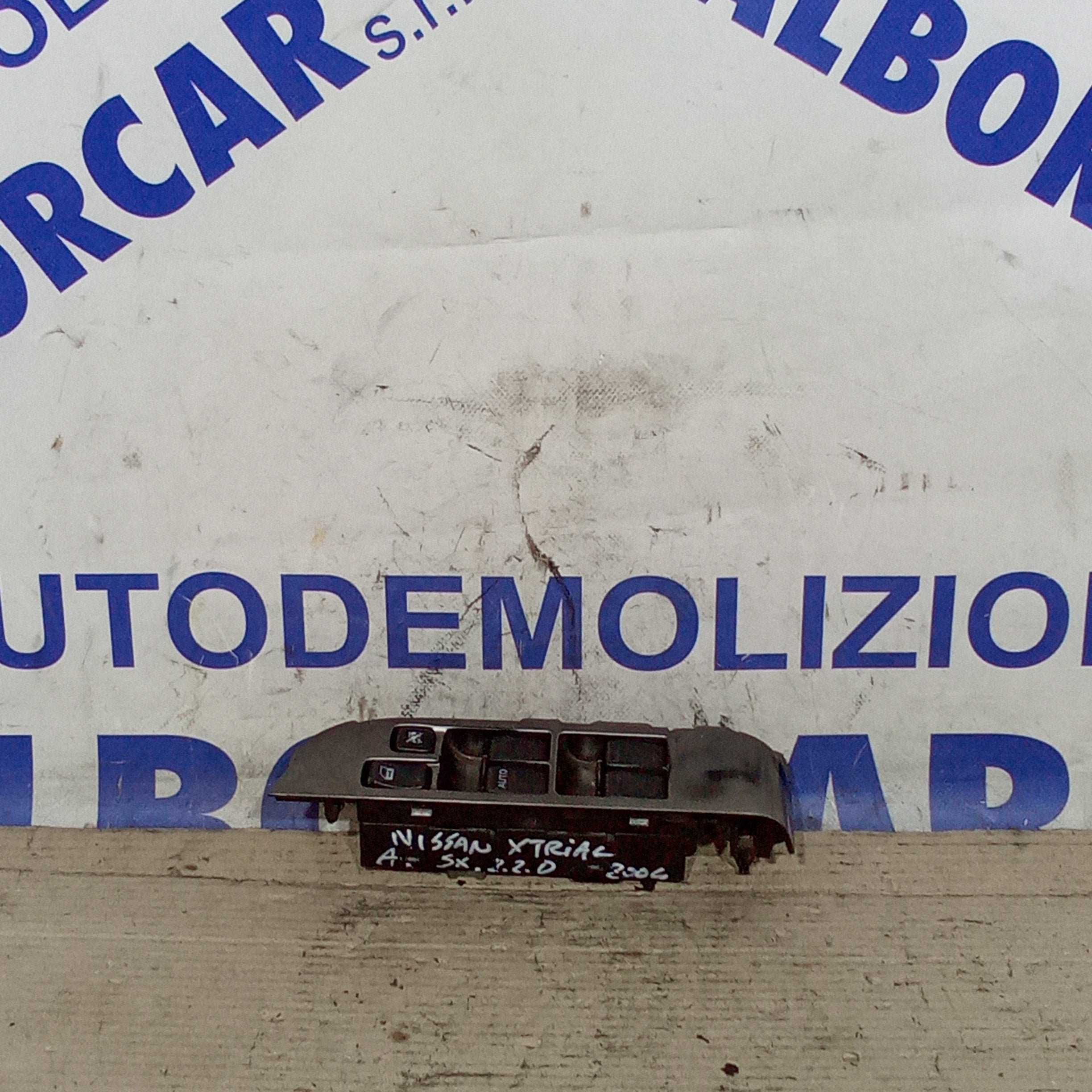 Left front window switch panel Nissan X-TRAIL 2.2 diesel year 2004