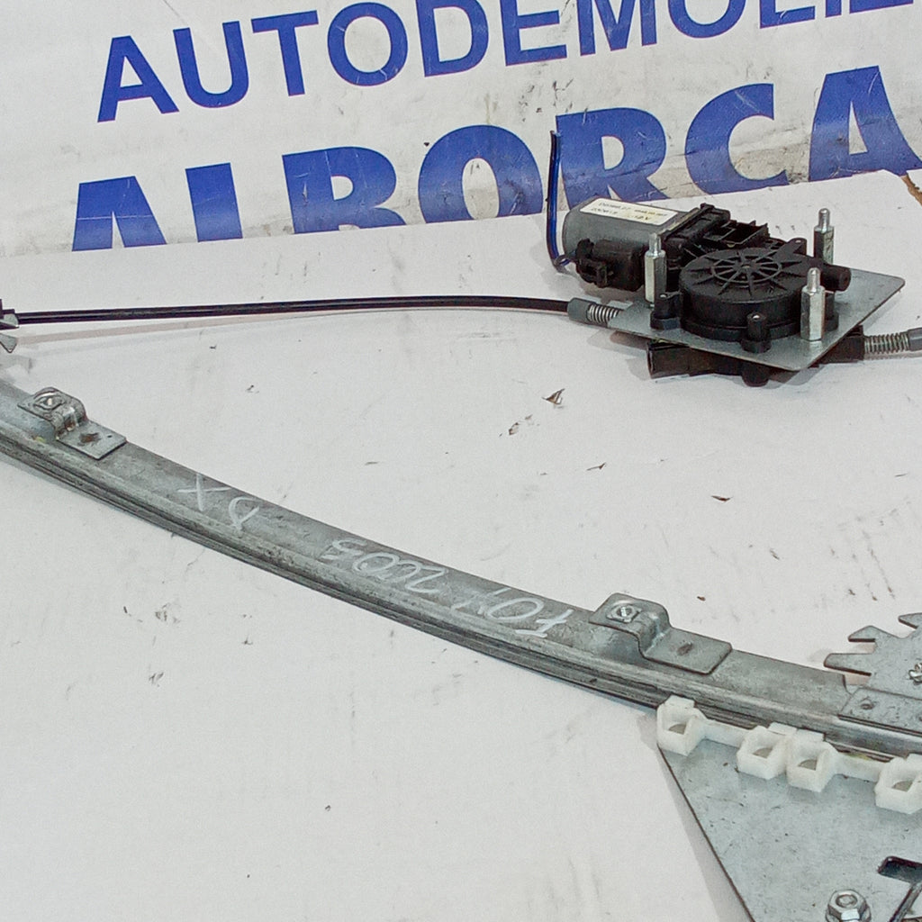Motor elevalunas delantero derecho Volkswagen Fox año 2005