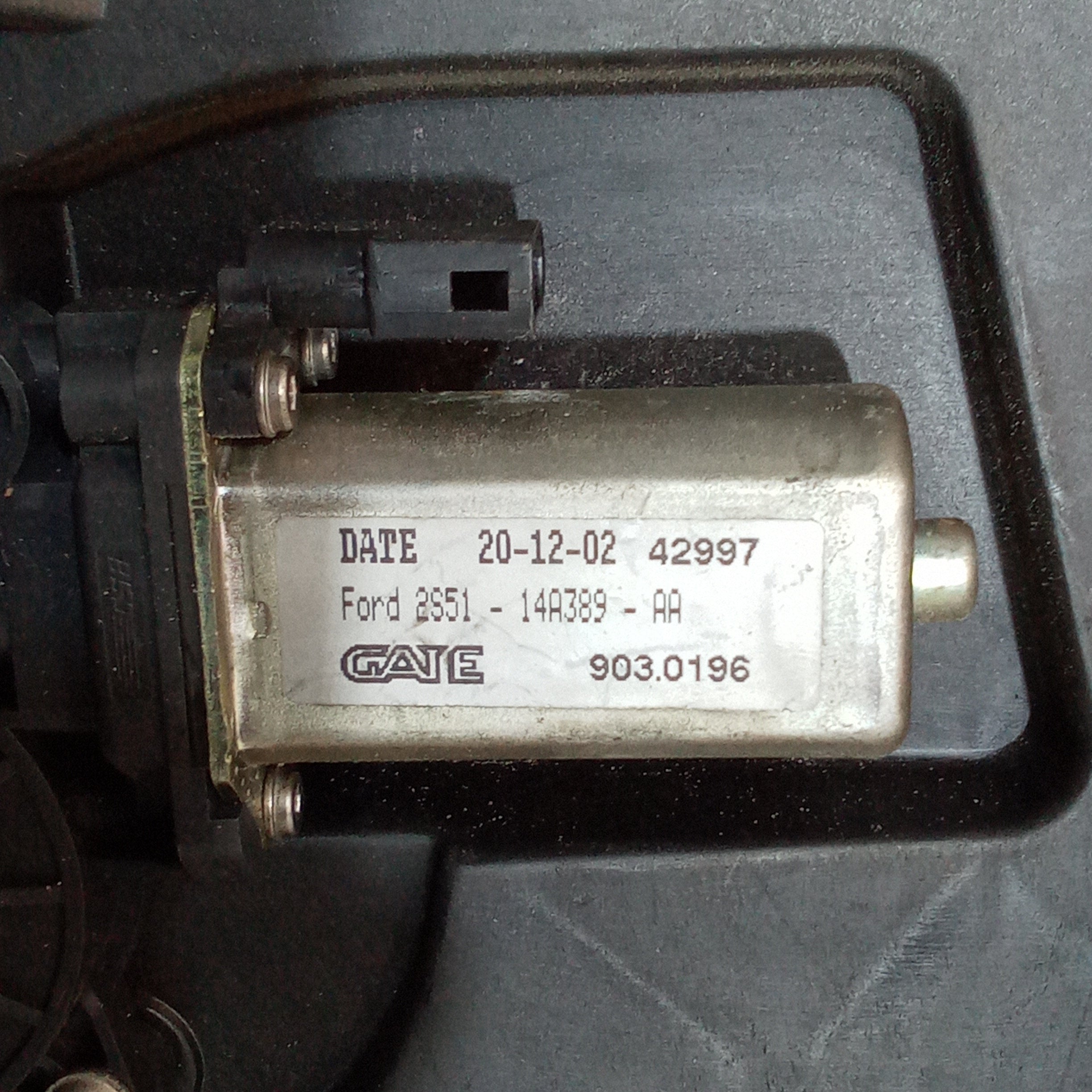 Motor elevalunas delantero izquierdo completo Ford Fiesta 3 puertas año 2002