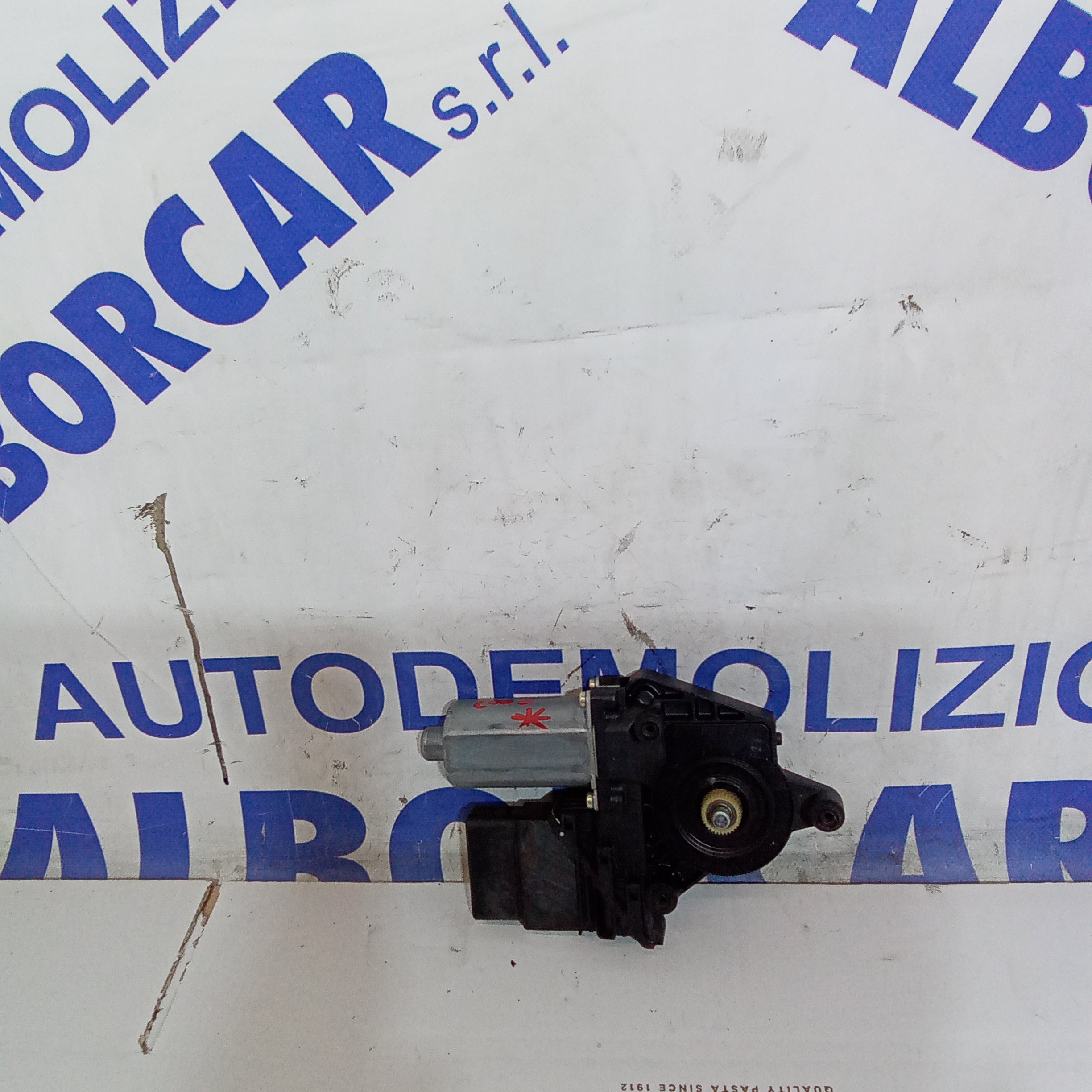 Motor elevavidrio trasero derecho Volkswagen Passat sedán año 2000