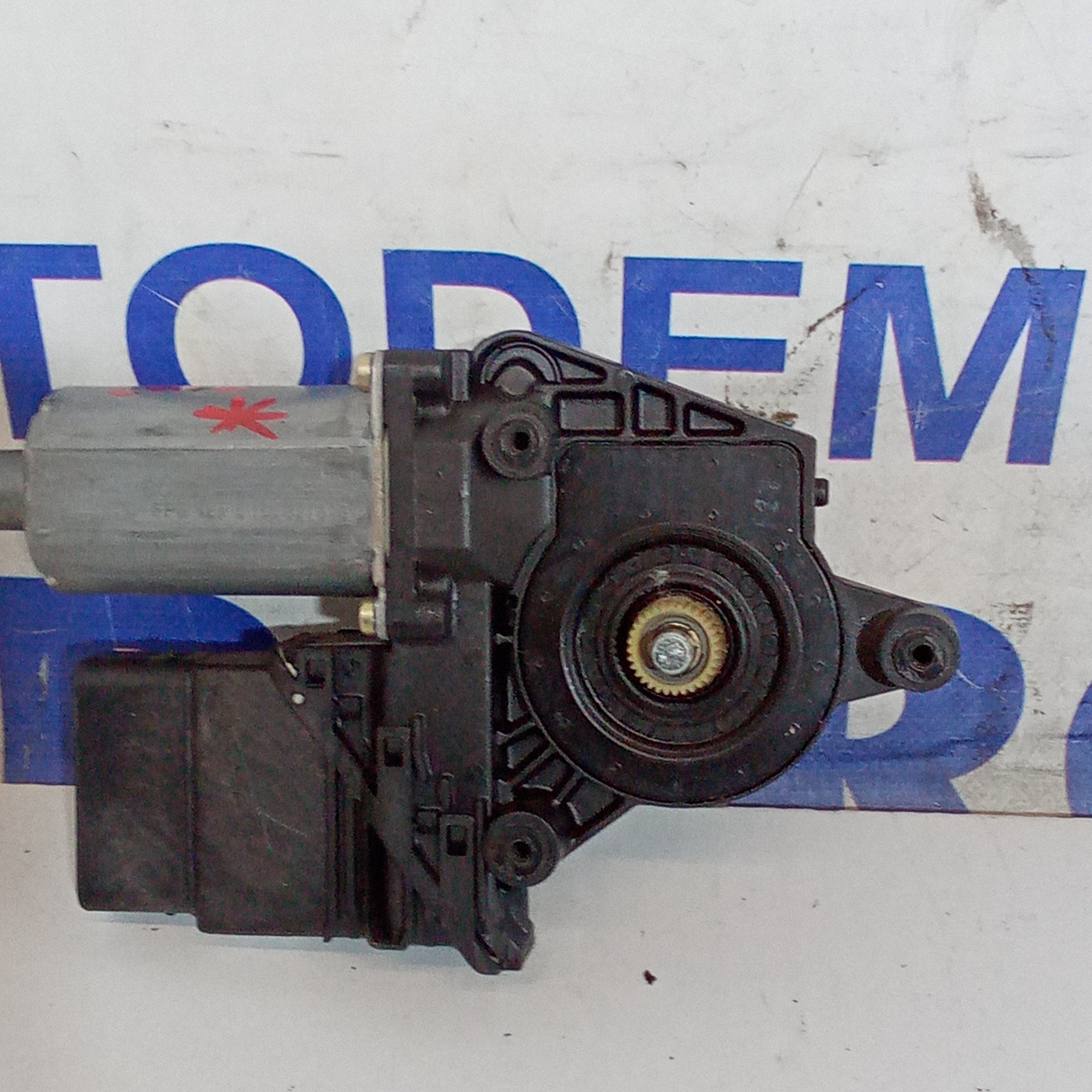 Motor elevavidrio trasero derecho Volkswagen Passat sedán año 2000
