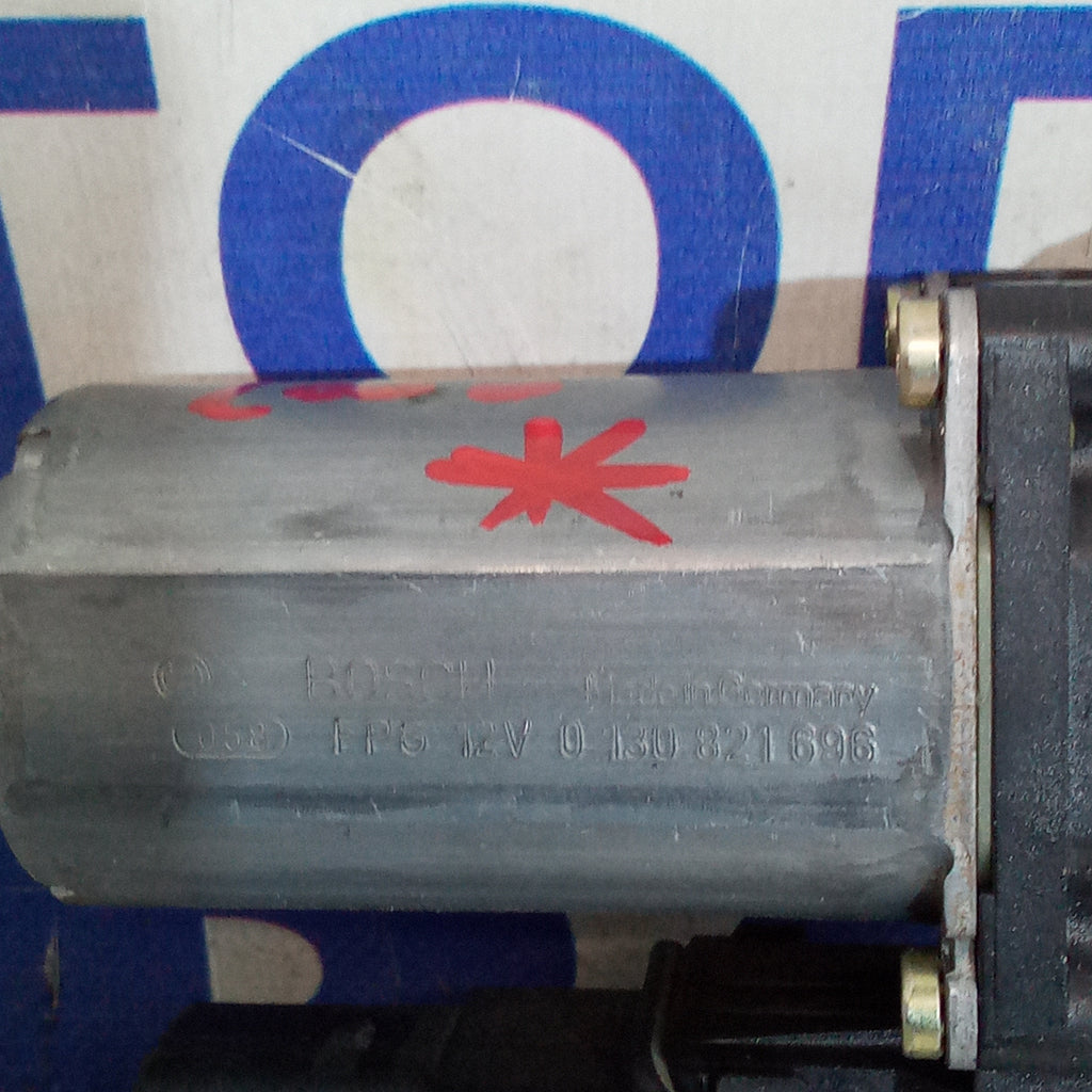 Motor elevavidrio trasero derecho Volkswagen Passat sedán año 2000