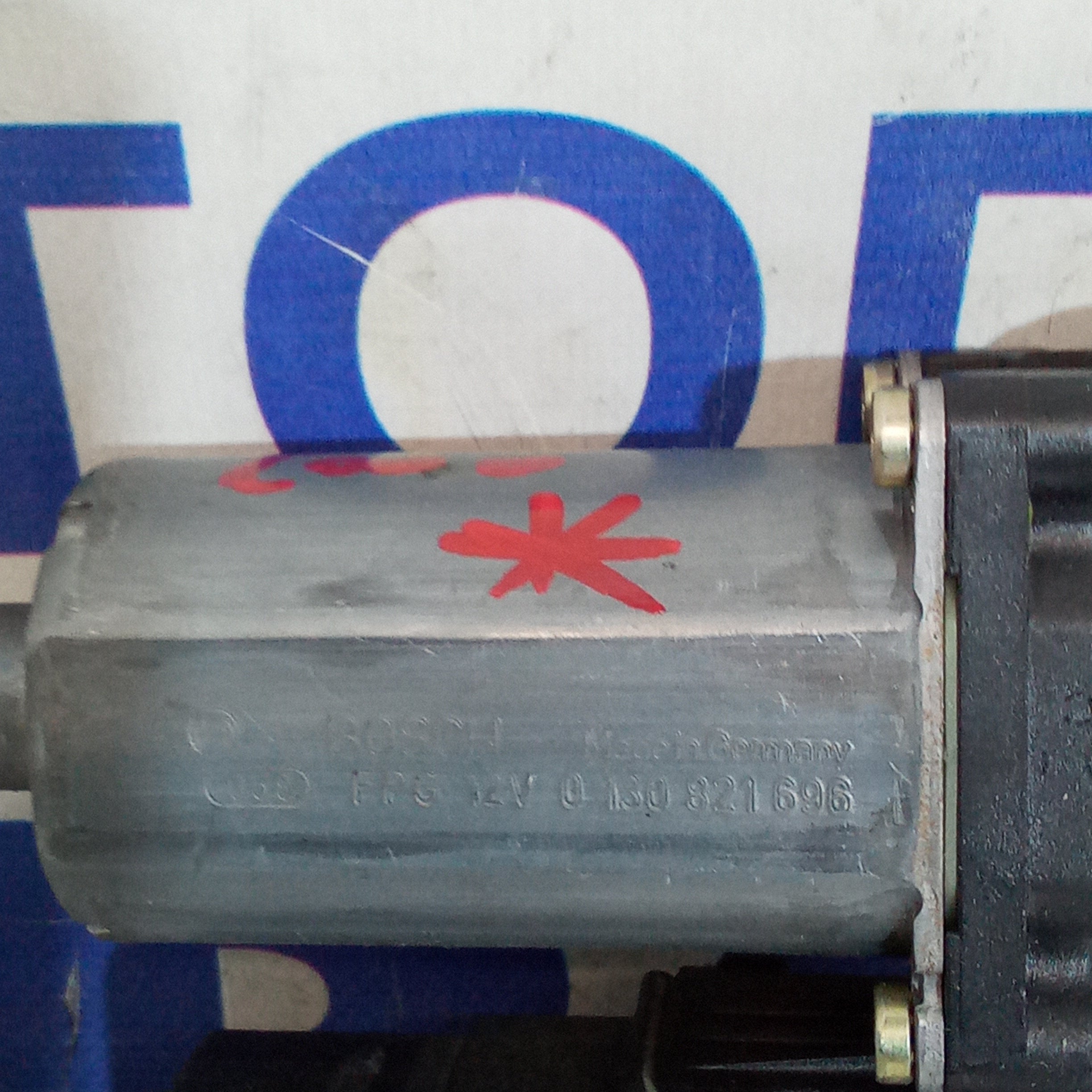 Motor elevavidrio trasero derecho Volkswagen Passat sedán año 2000