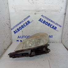 Carica l&#39;immagine nel visualizzatore di Gallery, Fanale faro anteriore sinistro renault clio anno 2005
